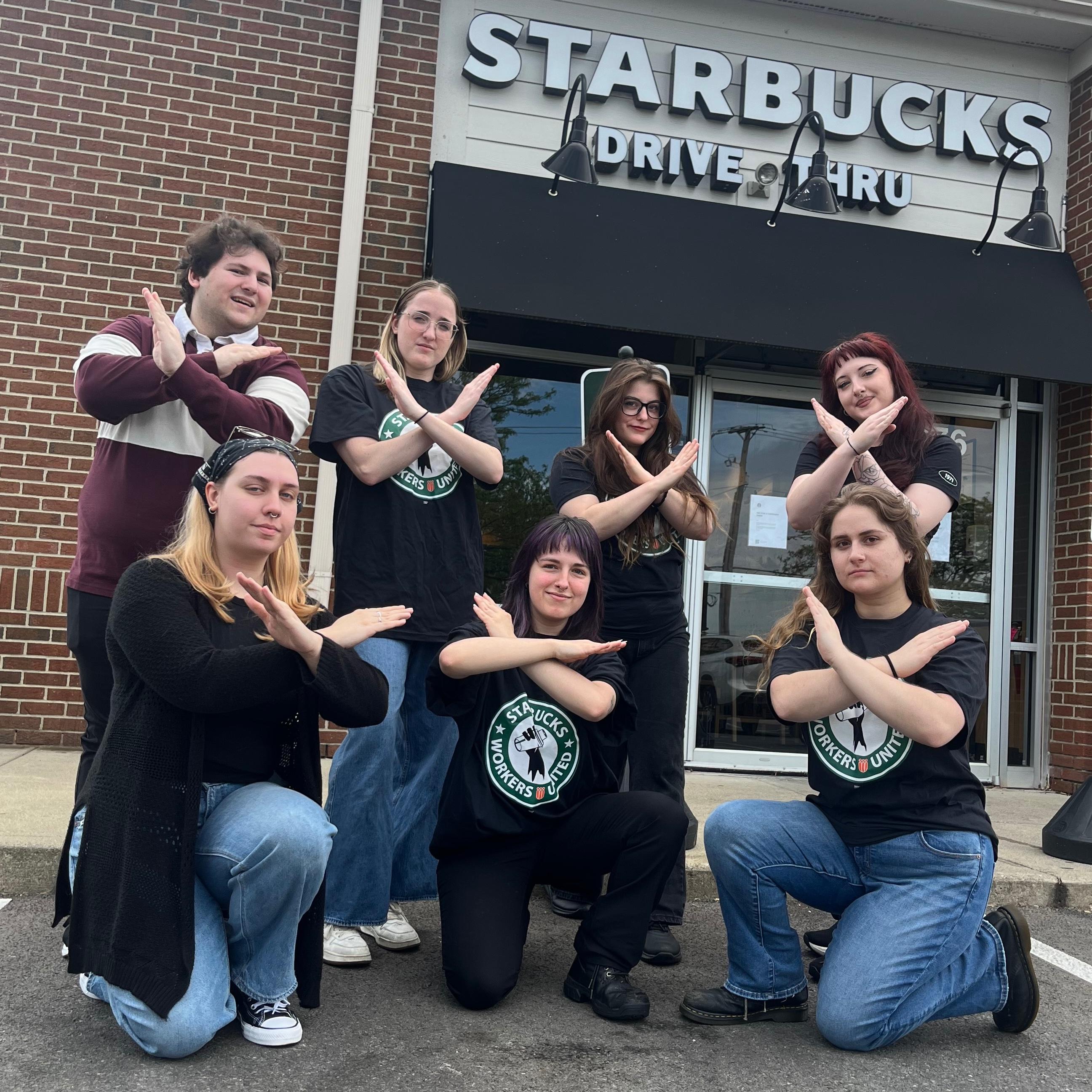 美國部份Starbucks員工不滿服裝規定,在店外舉起交叉手勢。(Starbucks Workers United X)