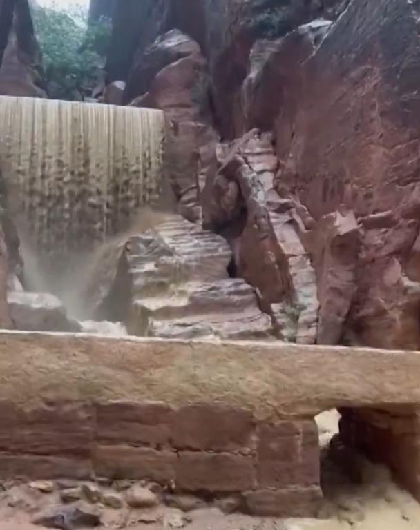 約旦洪水淹沒佩特拉古城。(網上截圖)