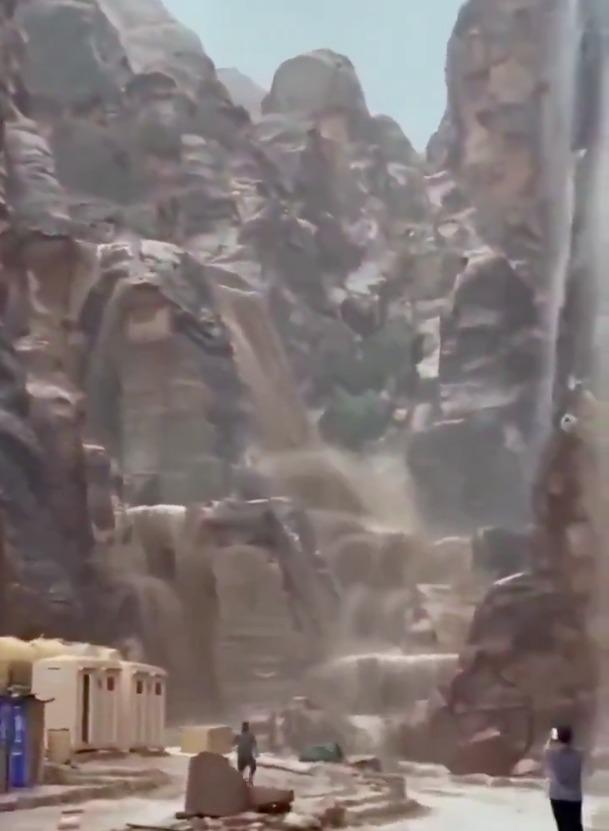 約旦洪水淹沒佩特拉古城。(網上截圖)