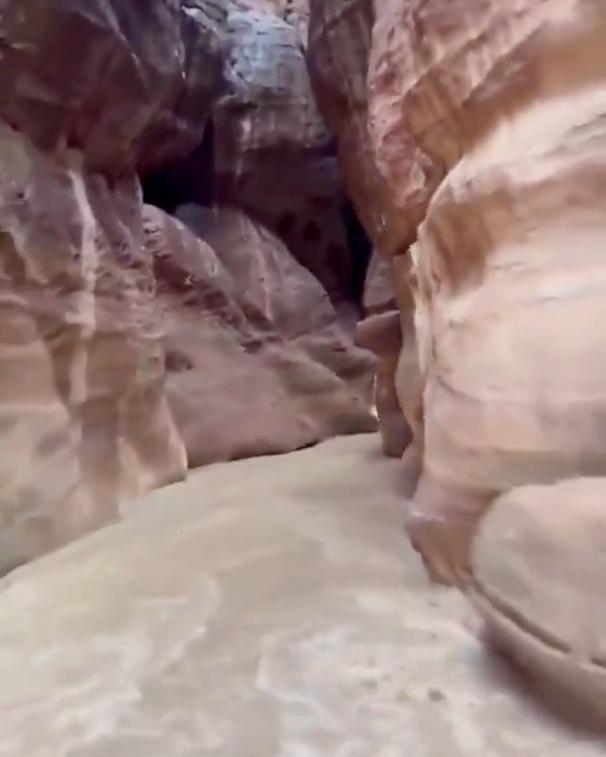 約旦洪水淹沒佩特拉古城。(網上截圖)