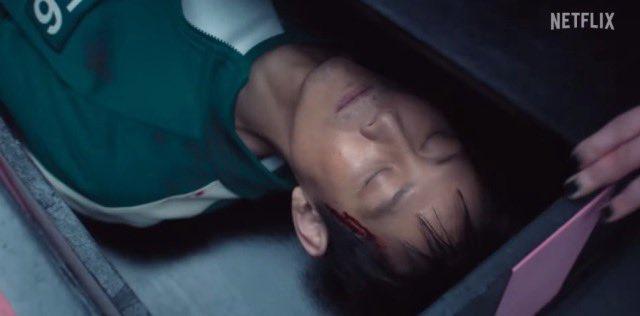 片中出現躺在棺材的成奇勳。