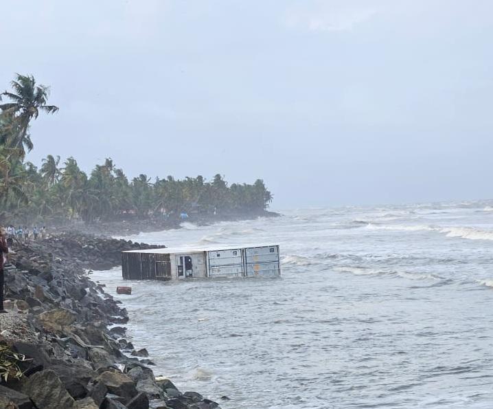 貨船上的貨櫃已漂浮至海邊。(網上圖片)