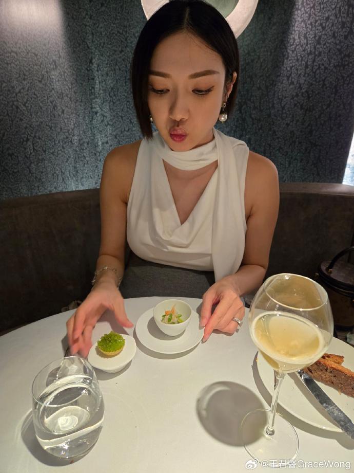 Grace稱,世界在家為即將到來的BB做準備。