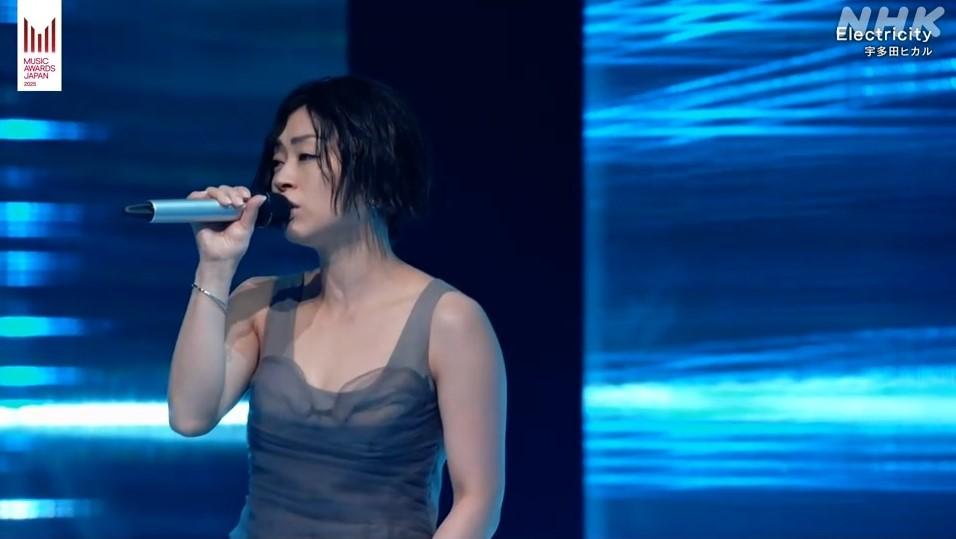 宇多田光畀足面獻唱《Electricity》。