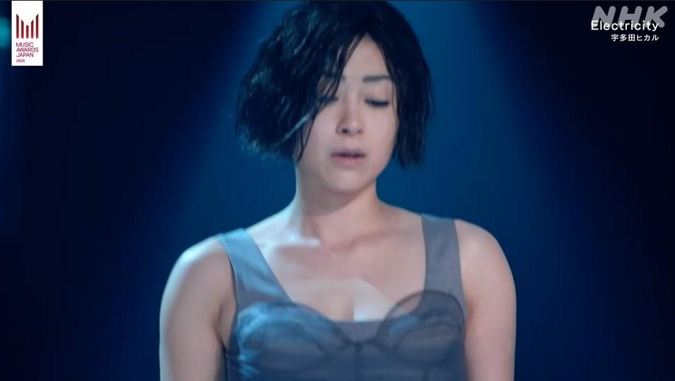 宇多田光畀足面獻唱《Electricity》。