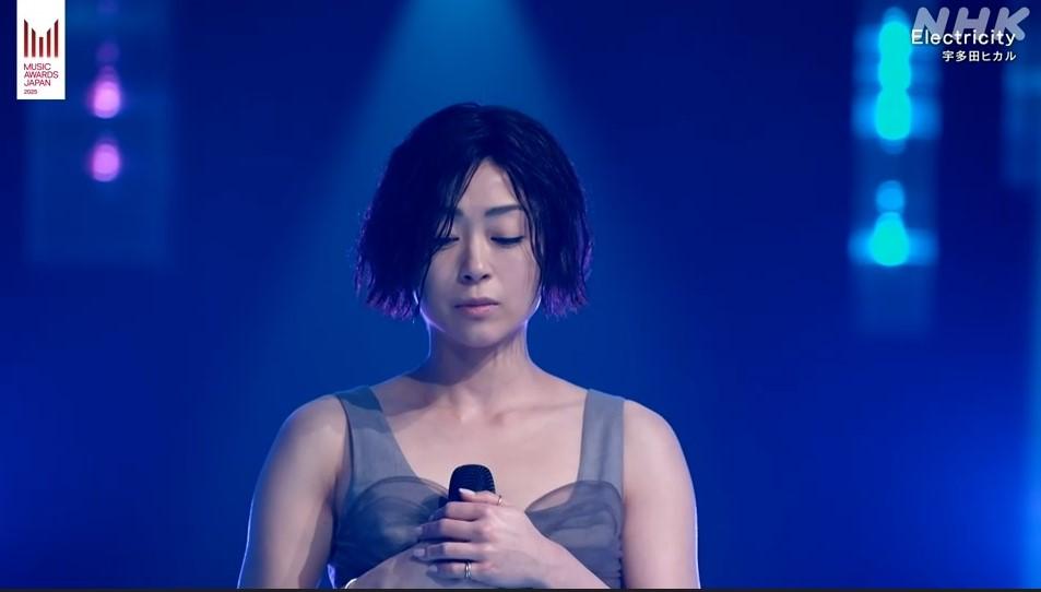 樂壇天后宇多田光奪最佳當代R&B歌手。