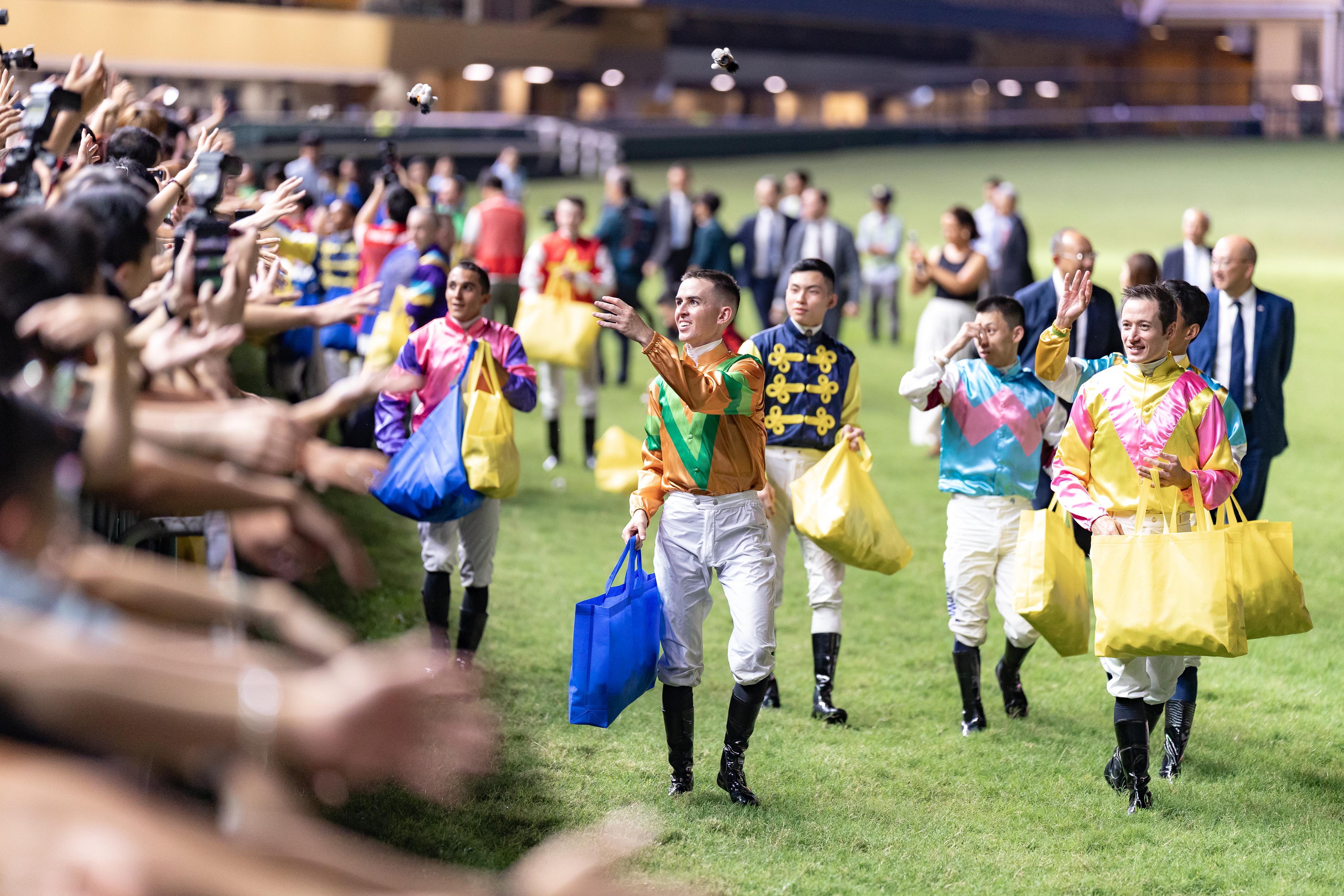 旅客憑有效來港旅遊證件或護照,可免費進入沙田或跑馬地馬場公眾席。