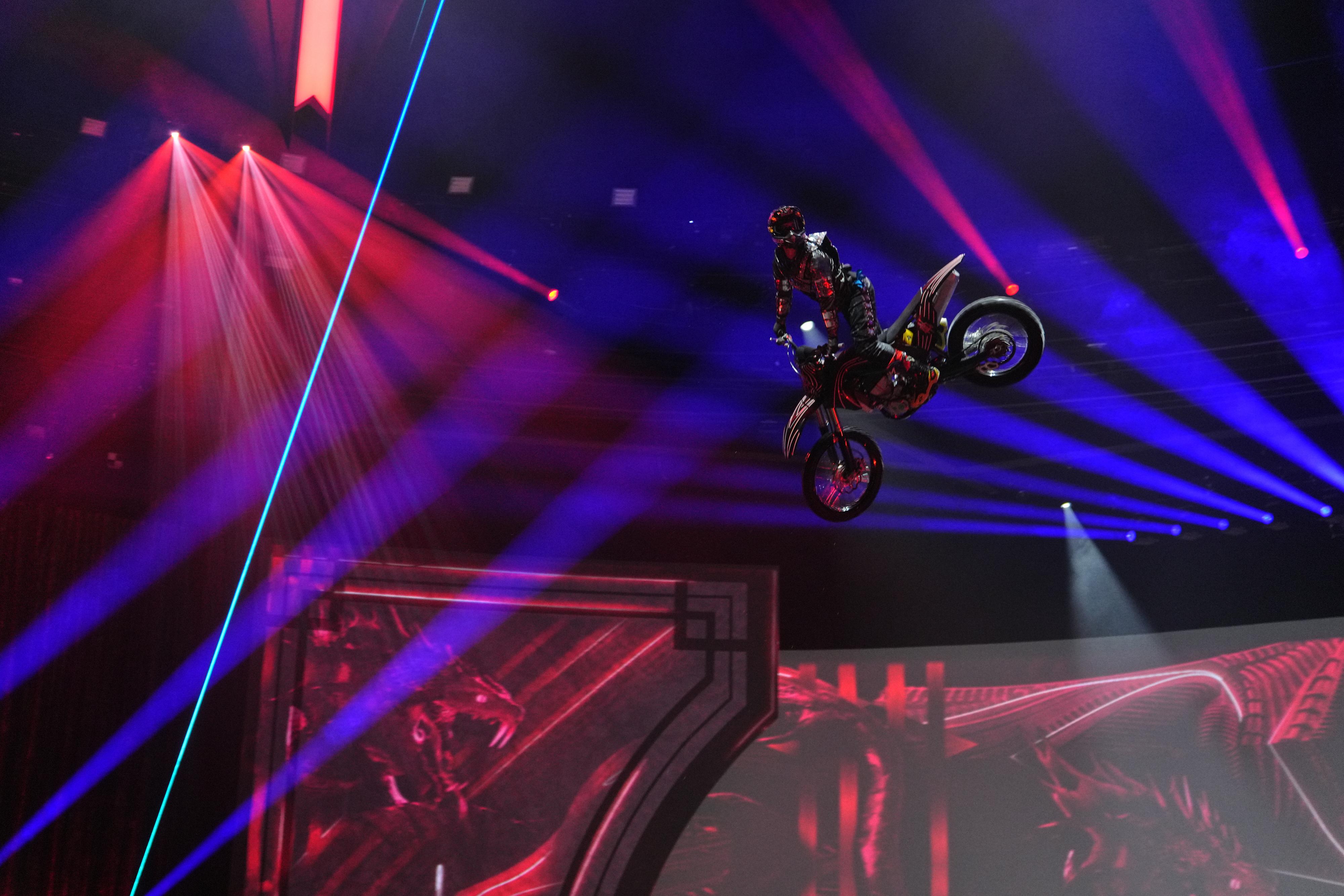 演出不時有演員做出高難度動作。