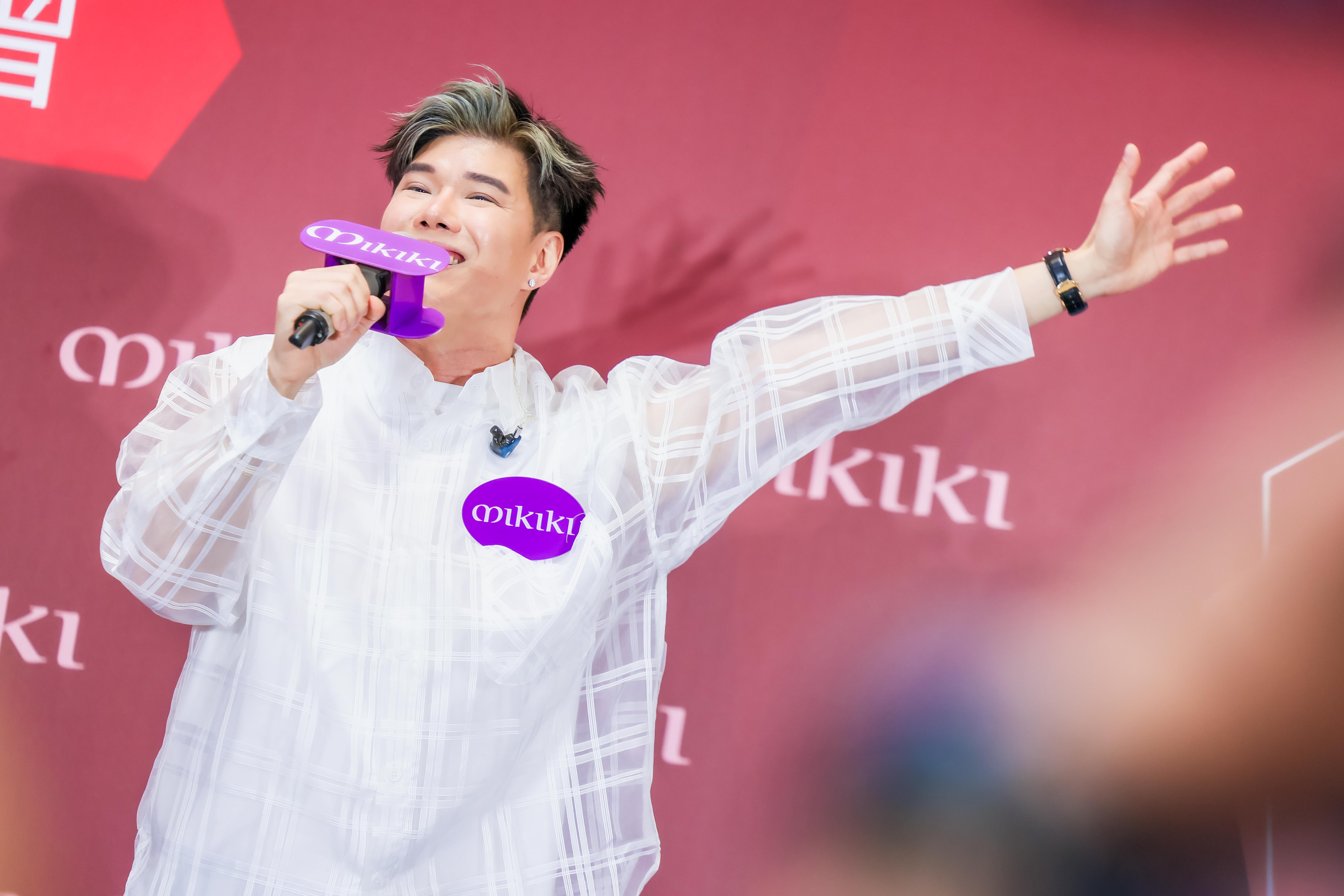 張與辰現場送上個人作品《不遠》。