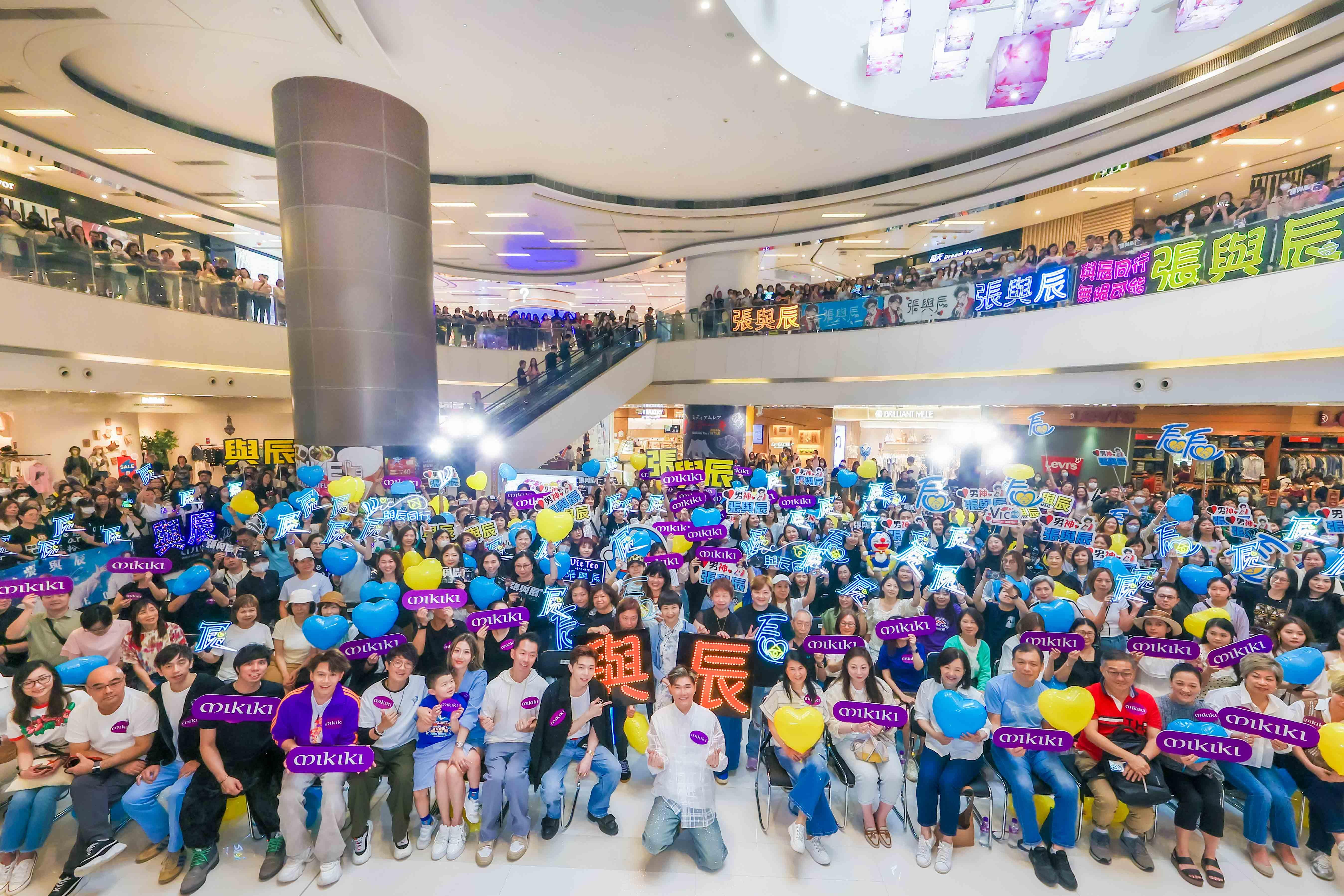 張與辰特地走到台下與fans大合照,感謝大家的到來。