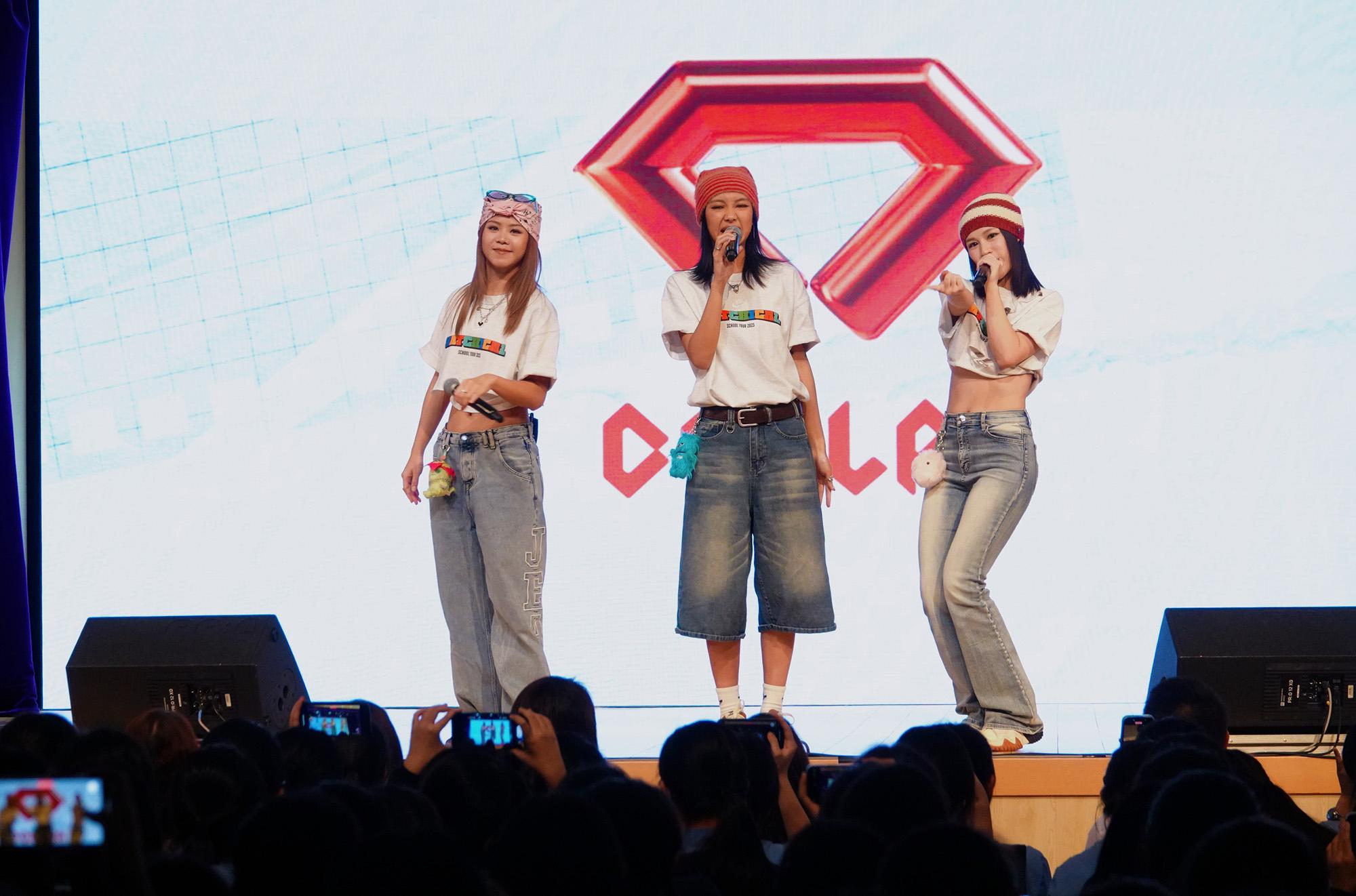 COLLAR先以《SSS》與師生們熱身,隨即以極具玩味性的最新團歌《Trouble Trouble》,邊唱邊落台與學生們互動。
