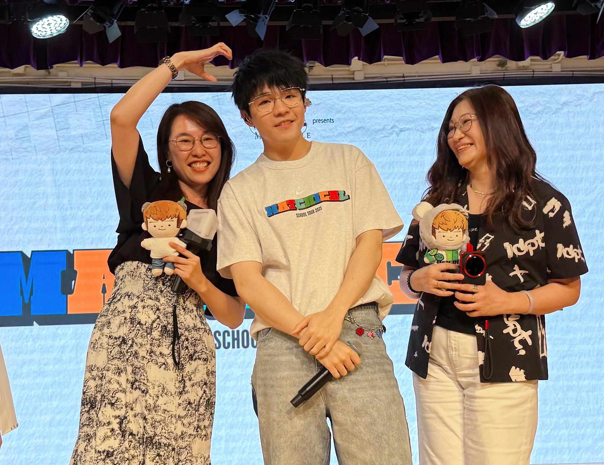 MIRROR的「鷹小組」唱出《吃腐肉的鷹》,除了跟大家玩遊戲外,又與師生舉機自拍。