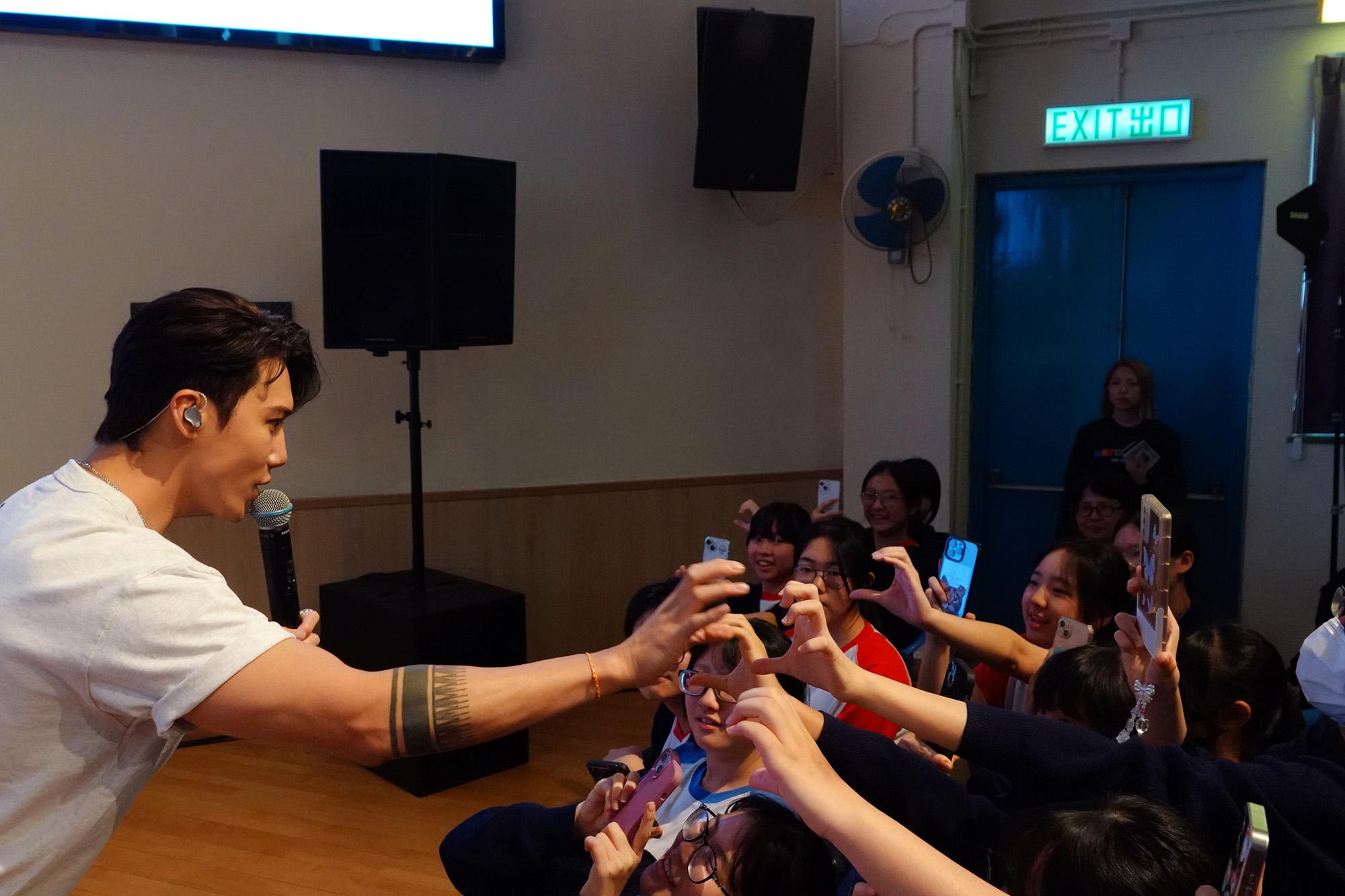 MIRROR的「鷹小組」唱出《吃腐肉的鷹》,期間又與師生舉機自拍。