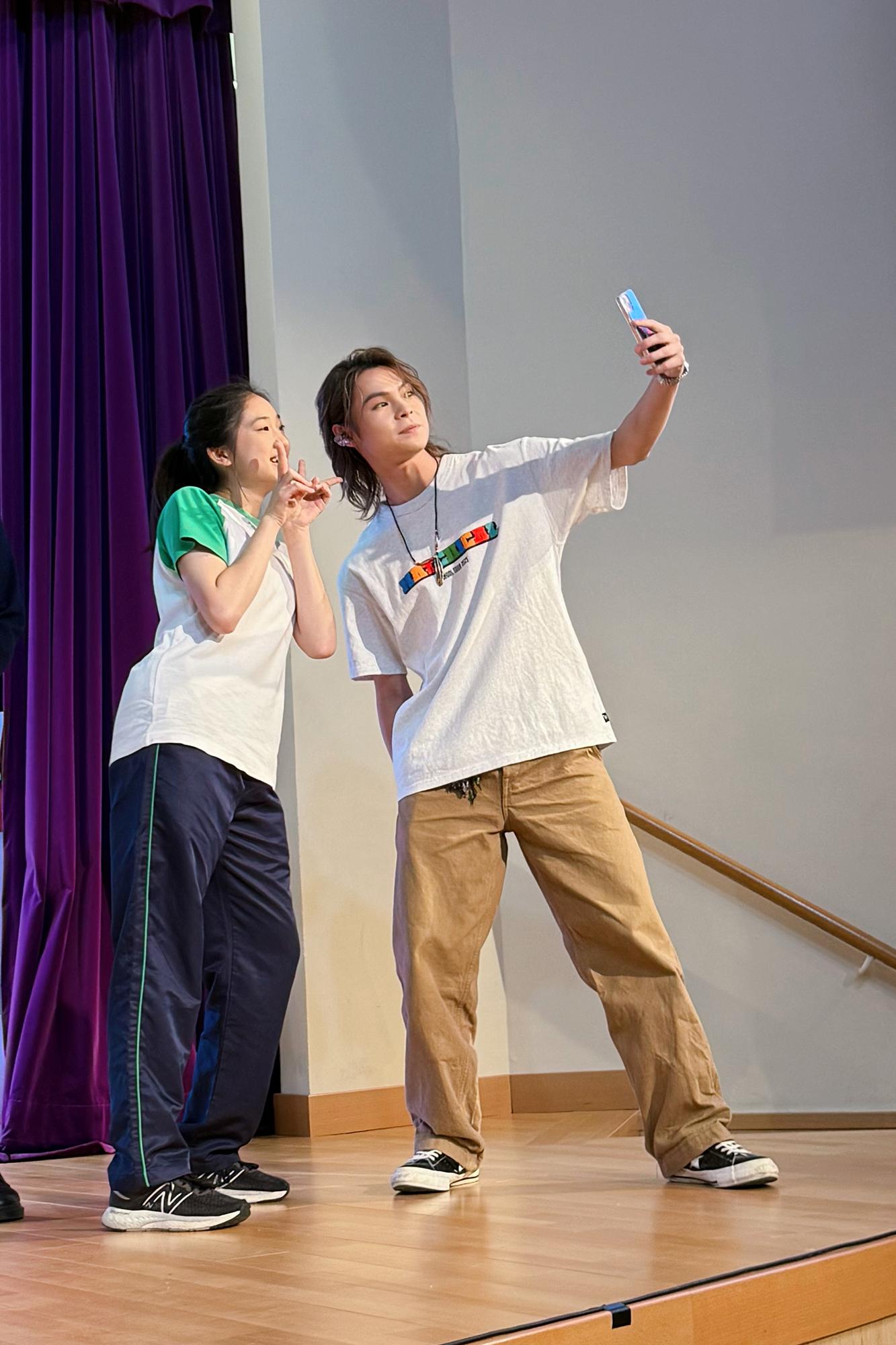 MIRROR的「鷹小組」唱出《吃腐肉的鷹》,除了跟大家玩遊戲外,又與師生舉機自拍。