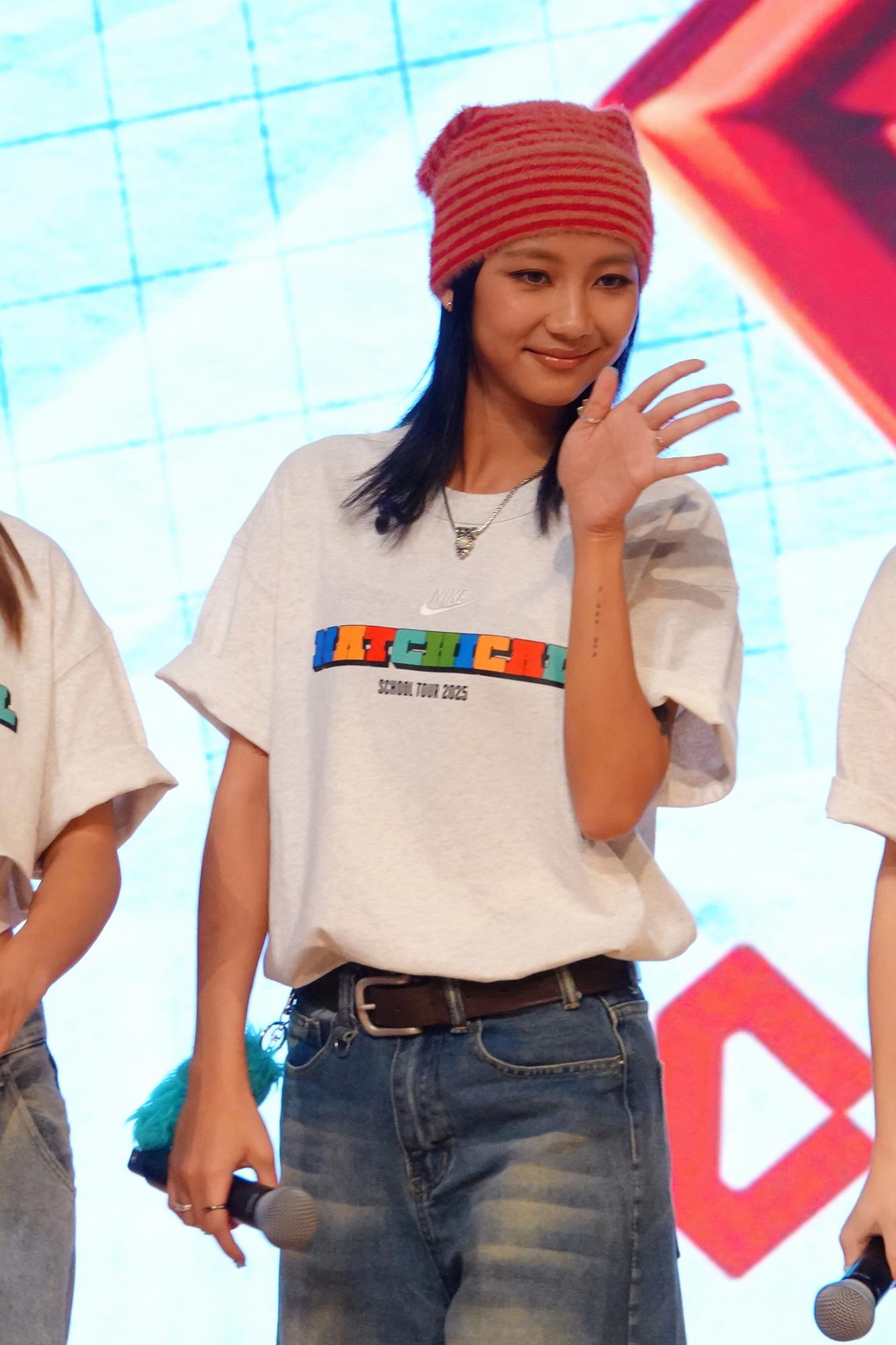 COLLAR先以《SSS》與師生們熱身,隨即以極具玩味性的最新團歌《Trouble Trouble》,邊唱邊落台與學生們互動。