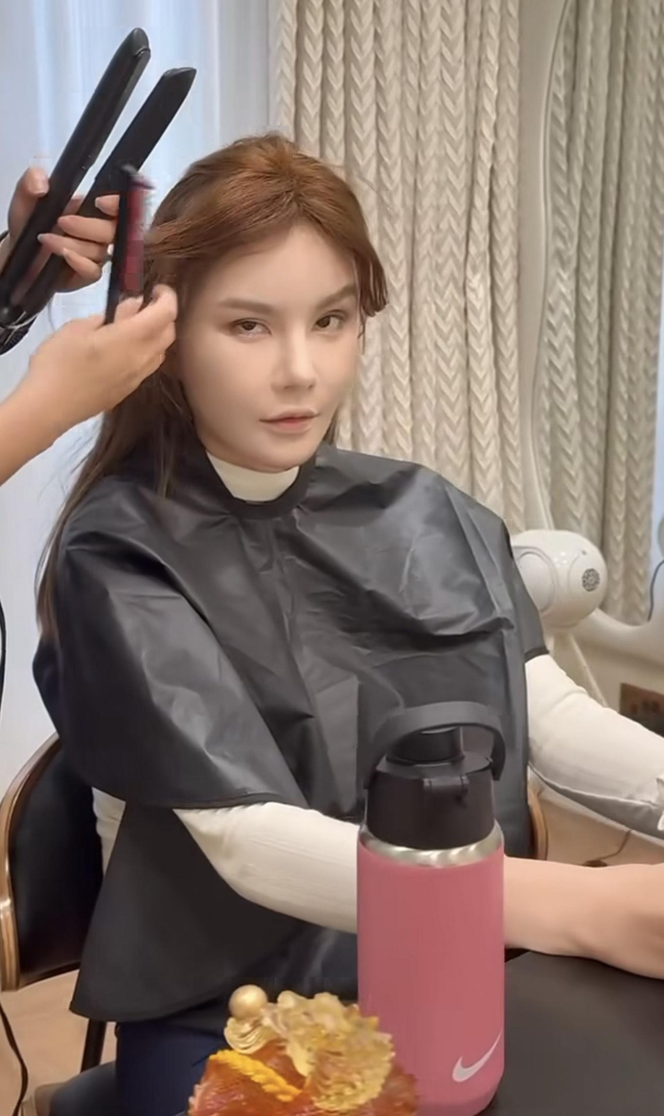 五索特意去化妝set頭,製作認真。