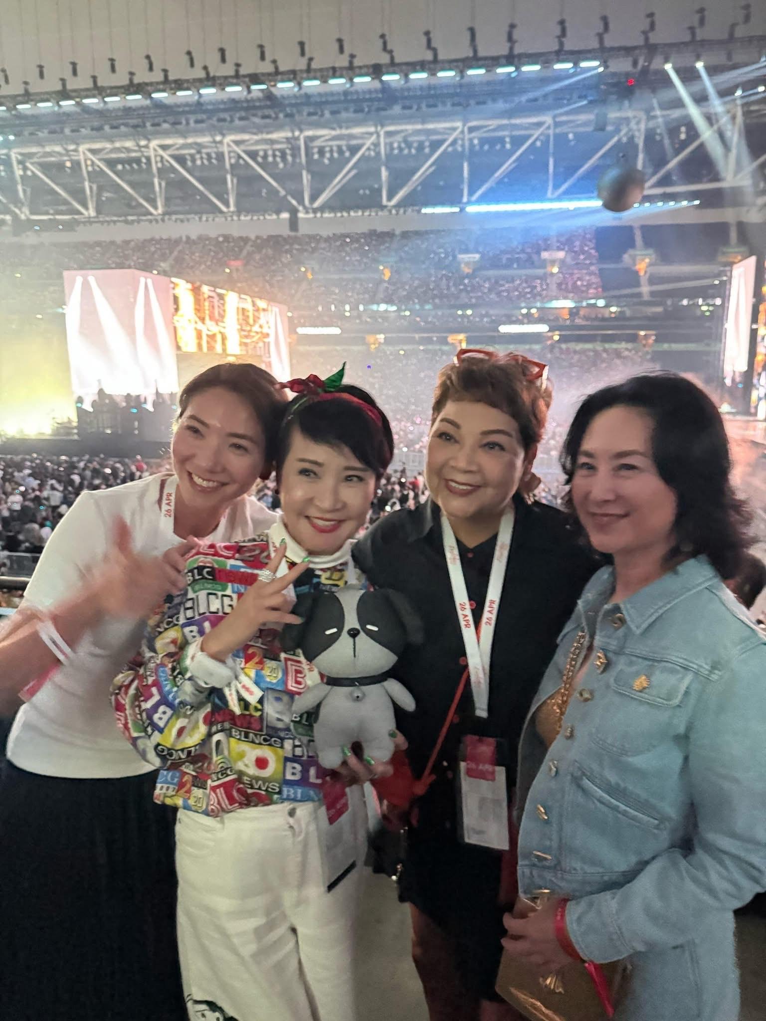 日前,肥媽到啟德欣賞謝霆鋒的演唱會,依然精神奕奕。