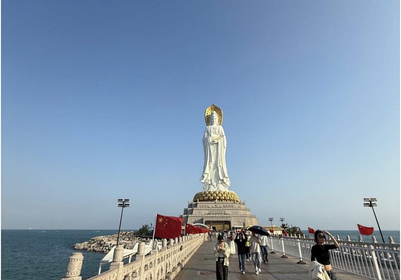 二人到不同的景點打卡、睇日落、行夜市,非常恩愛。