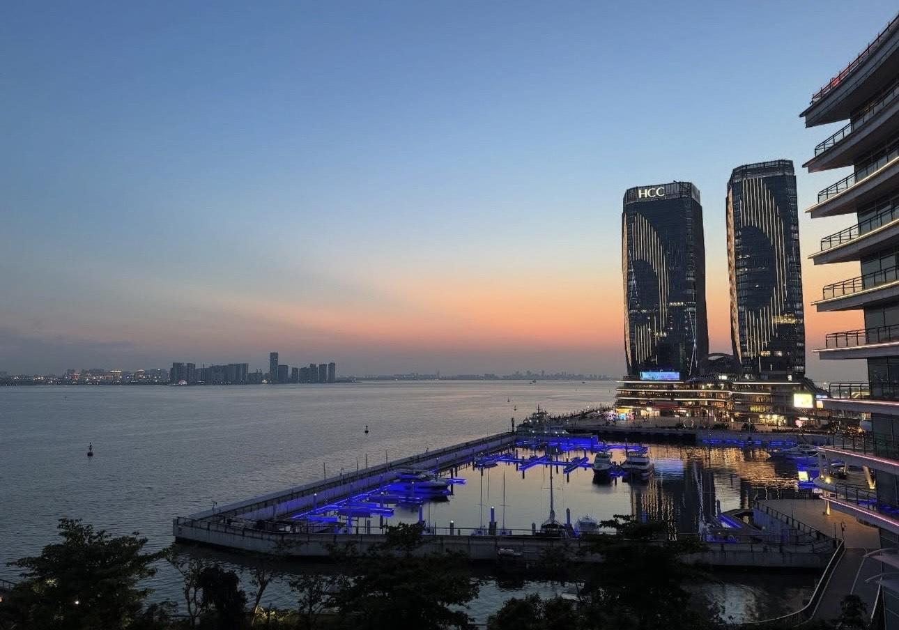 二人到當地睇日落、行夜市。