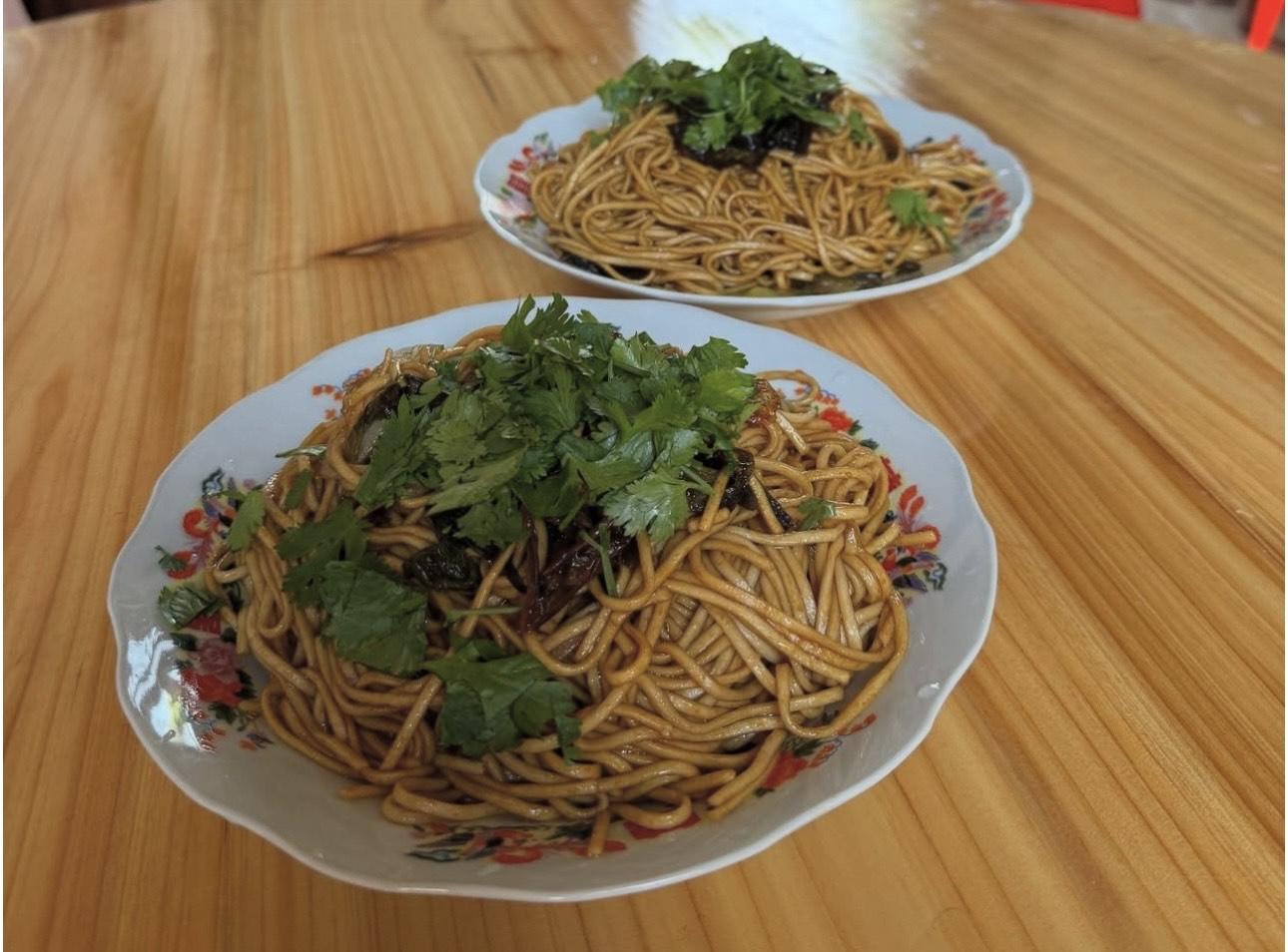 T-Ma 炮製兩大碟愛心蔥油炒麵給Cloud。