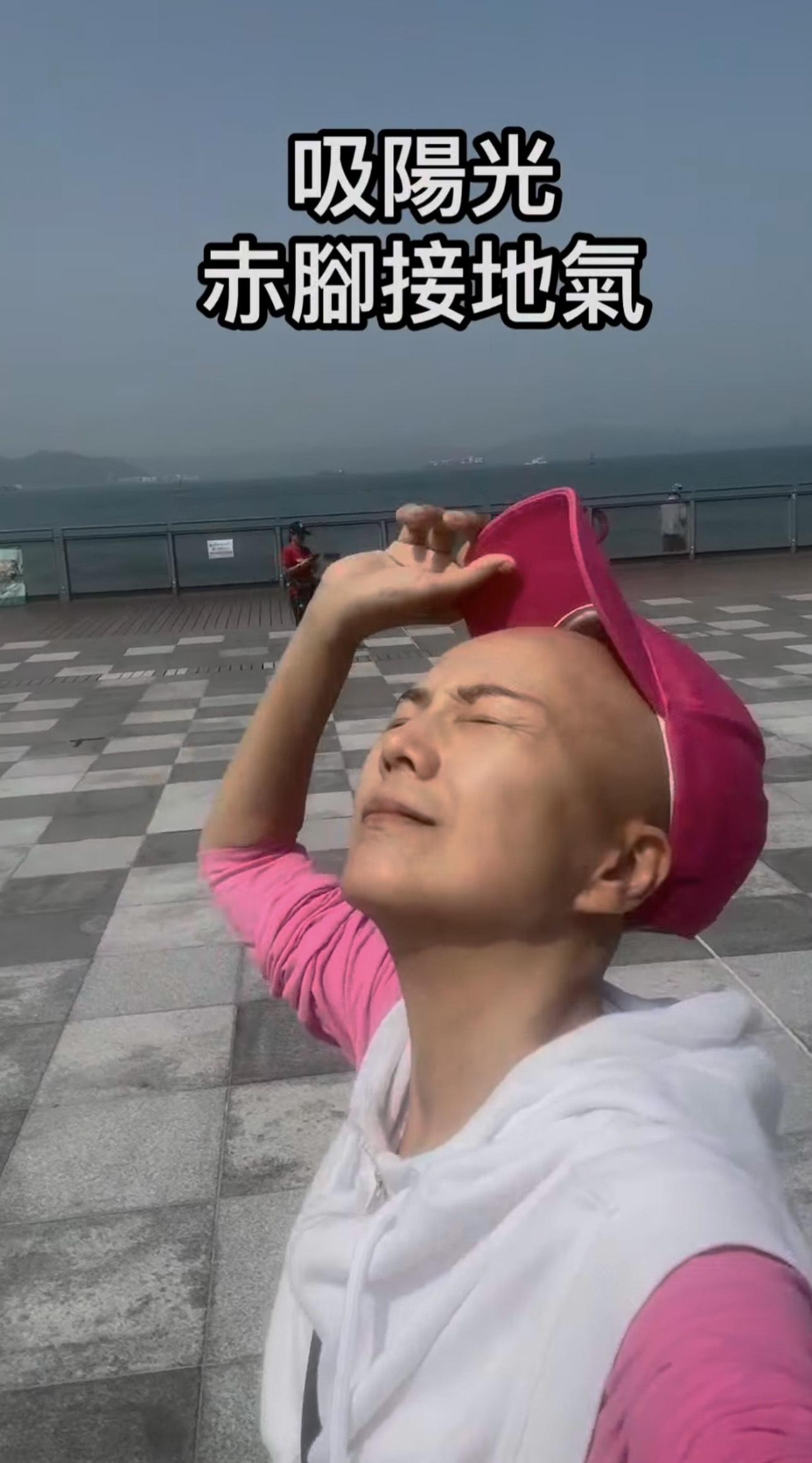 吳文忻趁有太陽的時候,會出去走走接地氣和拉筋。