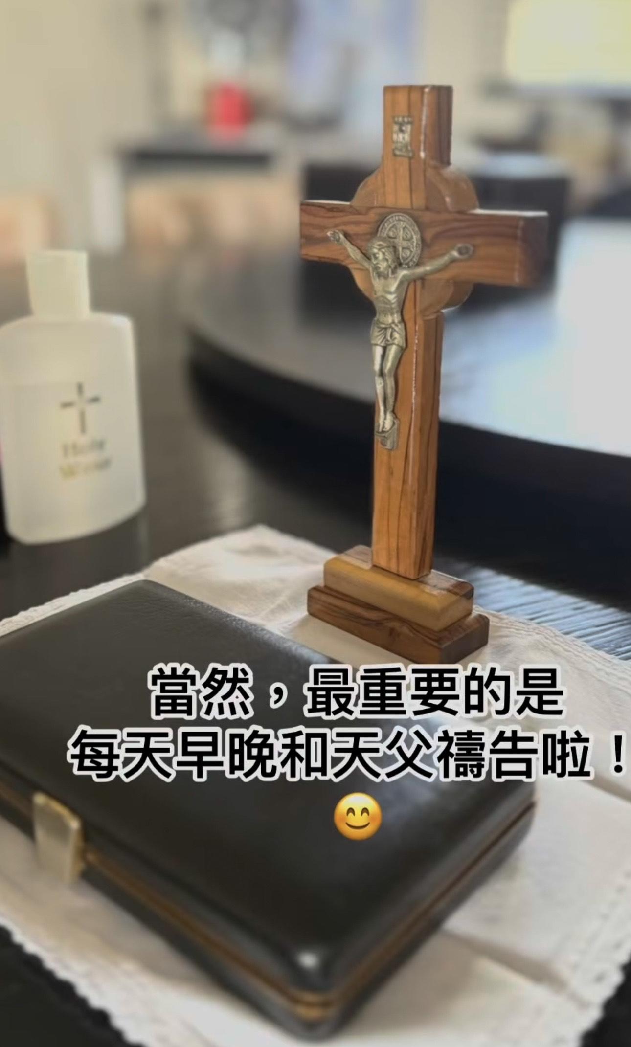 吳文忻每天早晚祈禱懺悔。