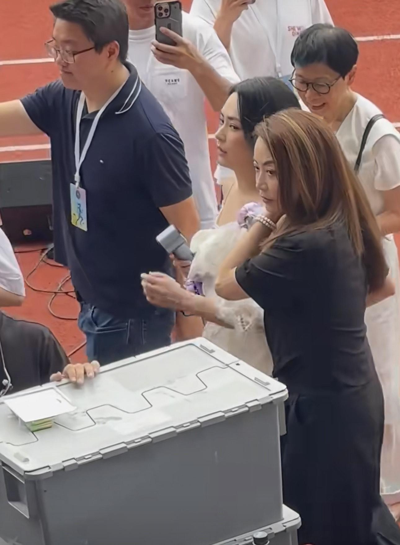 由於天氣頗熱,阿嬌不停吹住風扇降溫。