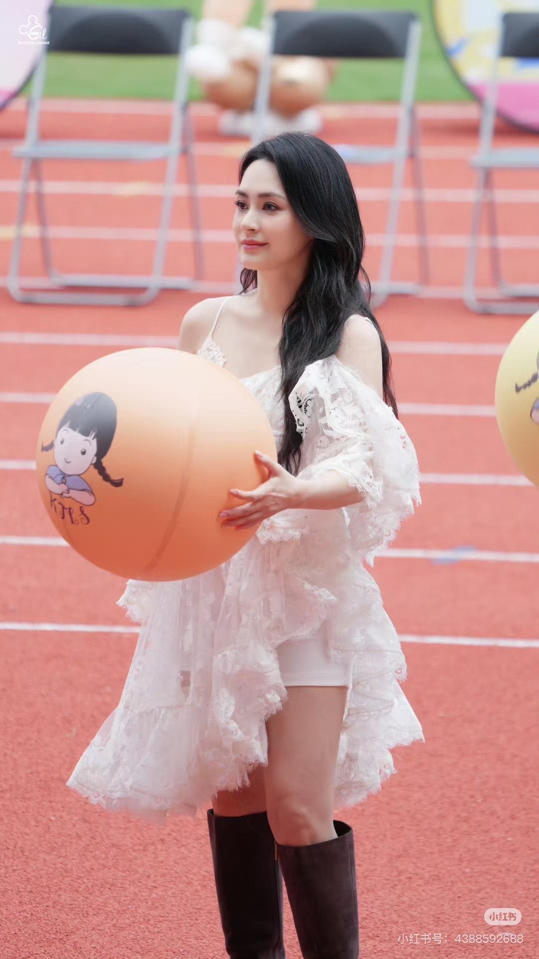 阿嬌當日以一條吊帶白色紗質裙褲配高踭長boot示人,一頭長髮,充滿仙氣。