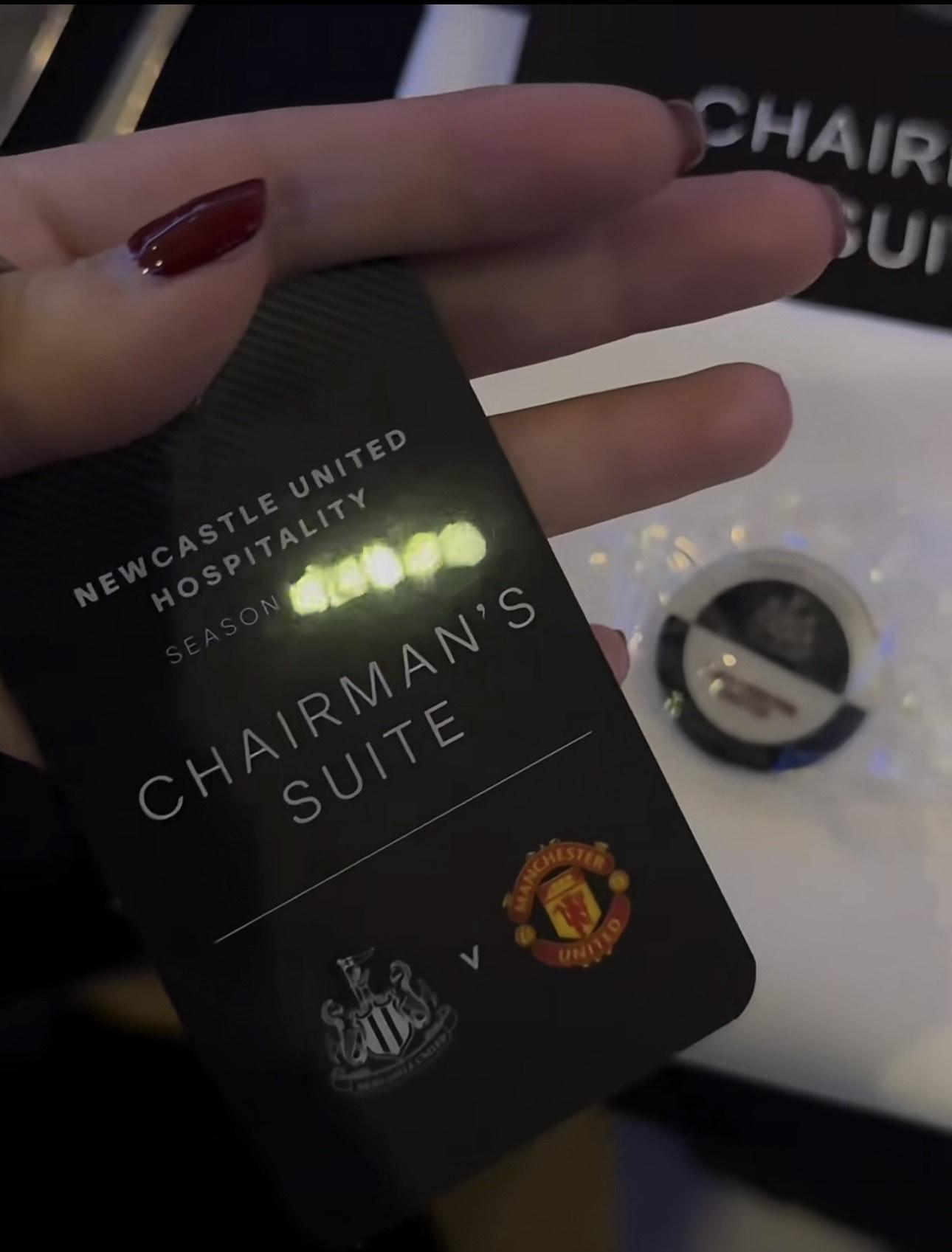 JW 坐董事包廂睇英超球賽。