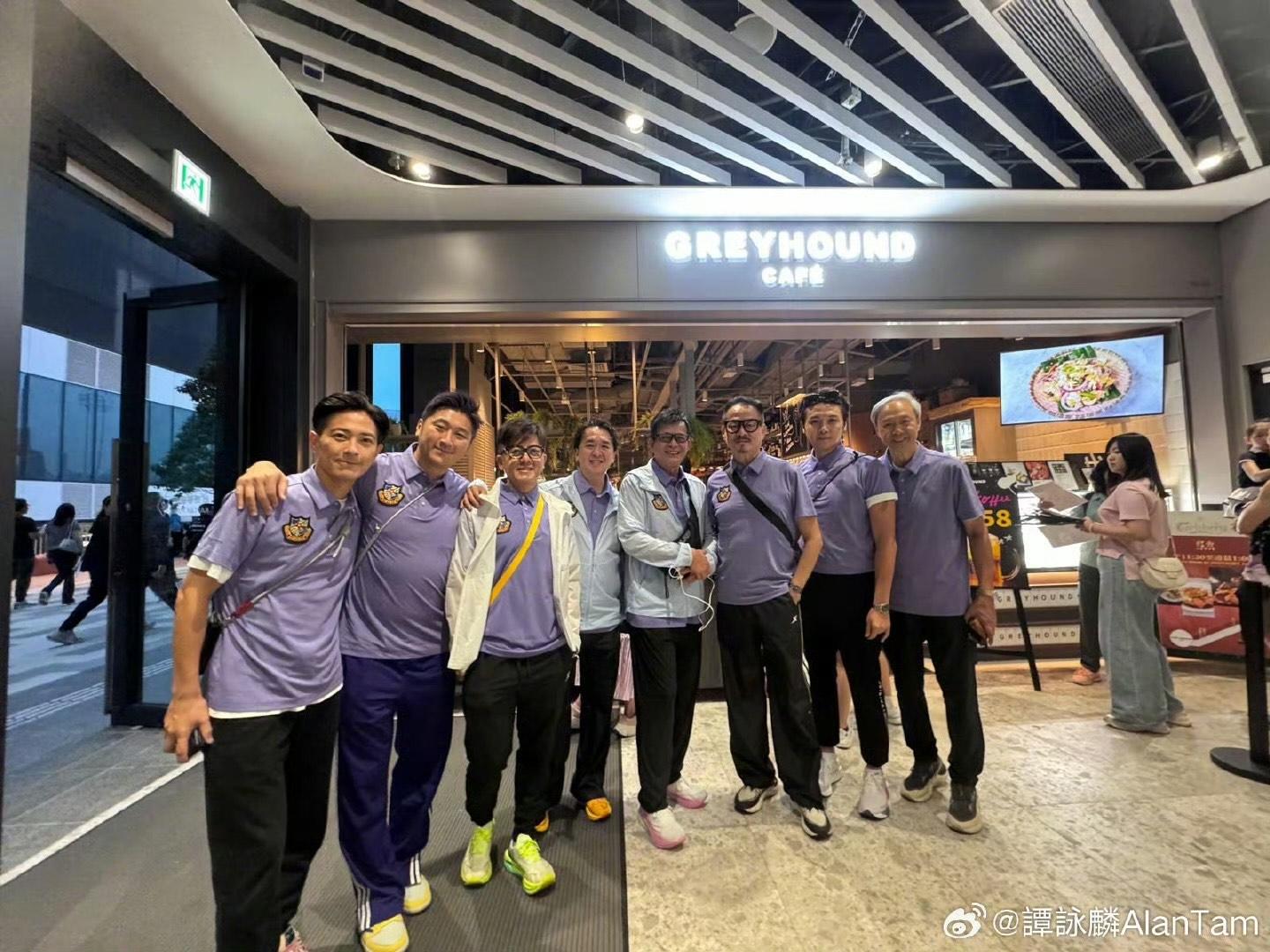 譚詠麟昨晚與明星足球隊一班隊員齊齊穿上紫色隊衫現身。