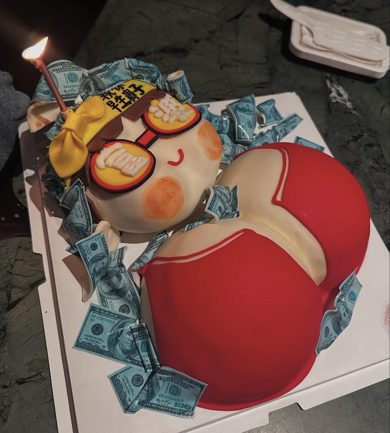 蛋糕側邊鋪滿錢,更寫上「富婆」、「早生貴子」等字眼。
