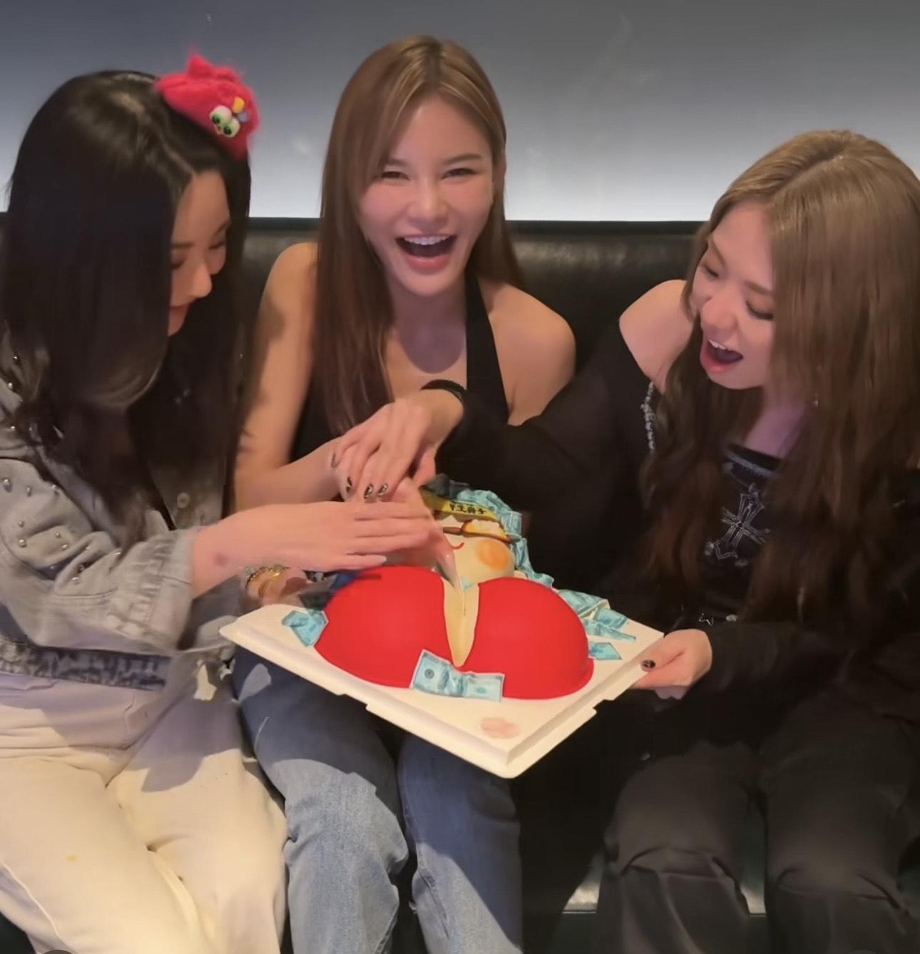 好姊妹裕美特別送上一個「豪乳」側邊鋪滿錢的造型蛋糕。