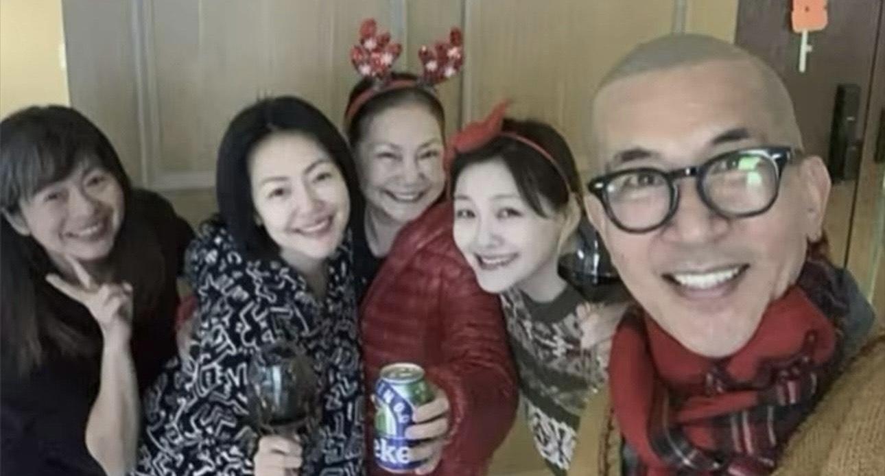 有粉絲問到大S雕像的鑄造進度,S媽則透露預計明年完工,S媽表示:「明年周年應該可以完成……圖是歐爸(具俊曄)畫的,每張都很美。」她更大爆:「他 (具俊曄)畫曬黑是因為陪熈媛,歐爸真的重情重義、人生夫負何求、真愛」網民見狀都非常心痛具俊曄,更大讚這是一段超越生死的愛情故事。