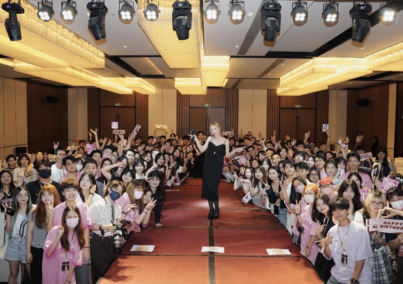 許靖韻在兩邊坐滿粉絲的中間通道行上台,如行紅地氈。