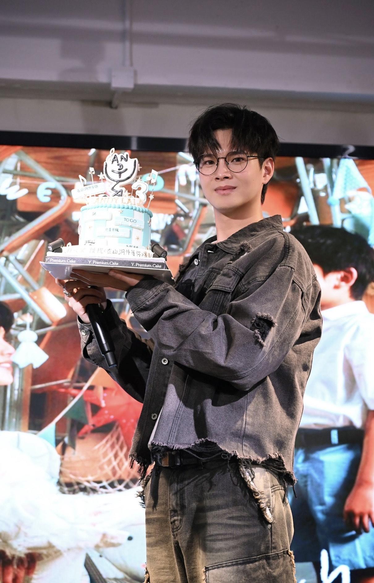 Andy舉行MV首播會,跟fans「黎膠」一同觀看新歌MV首播。