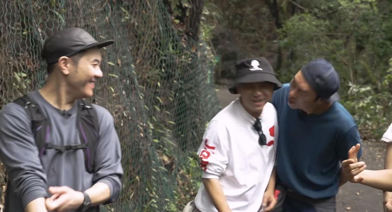 張衛健和梁漢文及安仔裝作嘴咀。