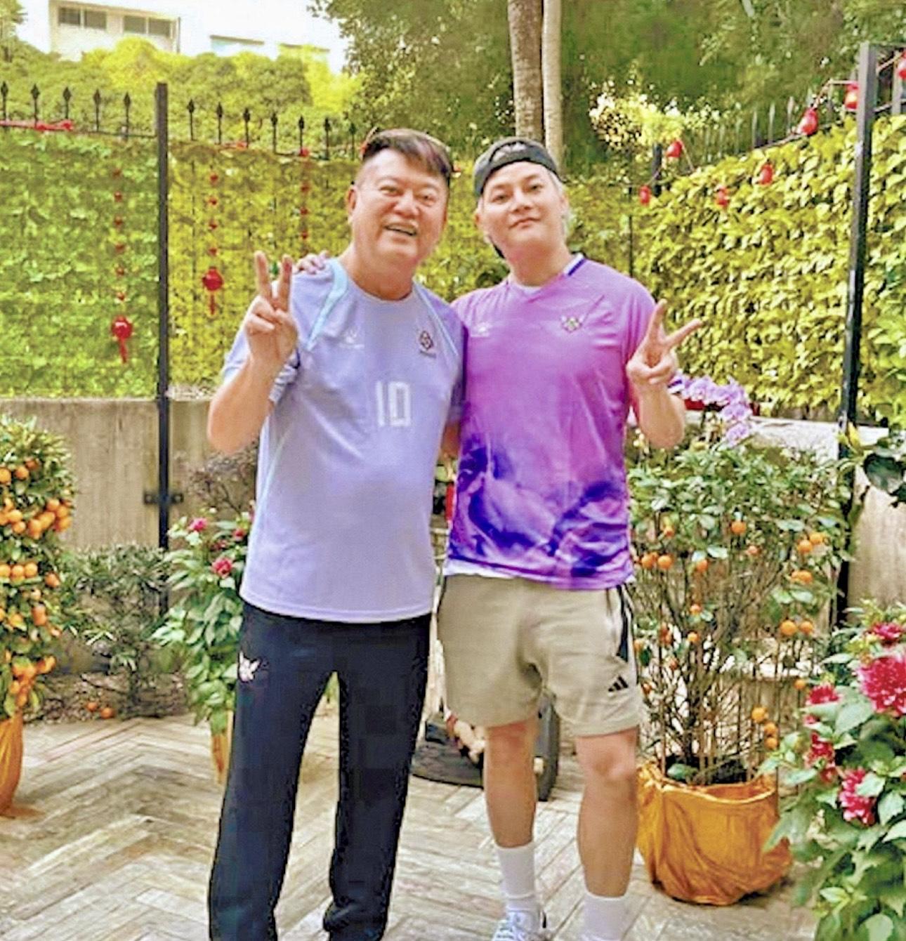 叻哥日前被指踢足球時冇品,疑似「起飛腳」踢人。