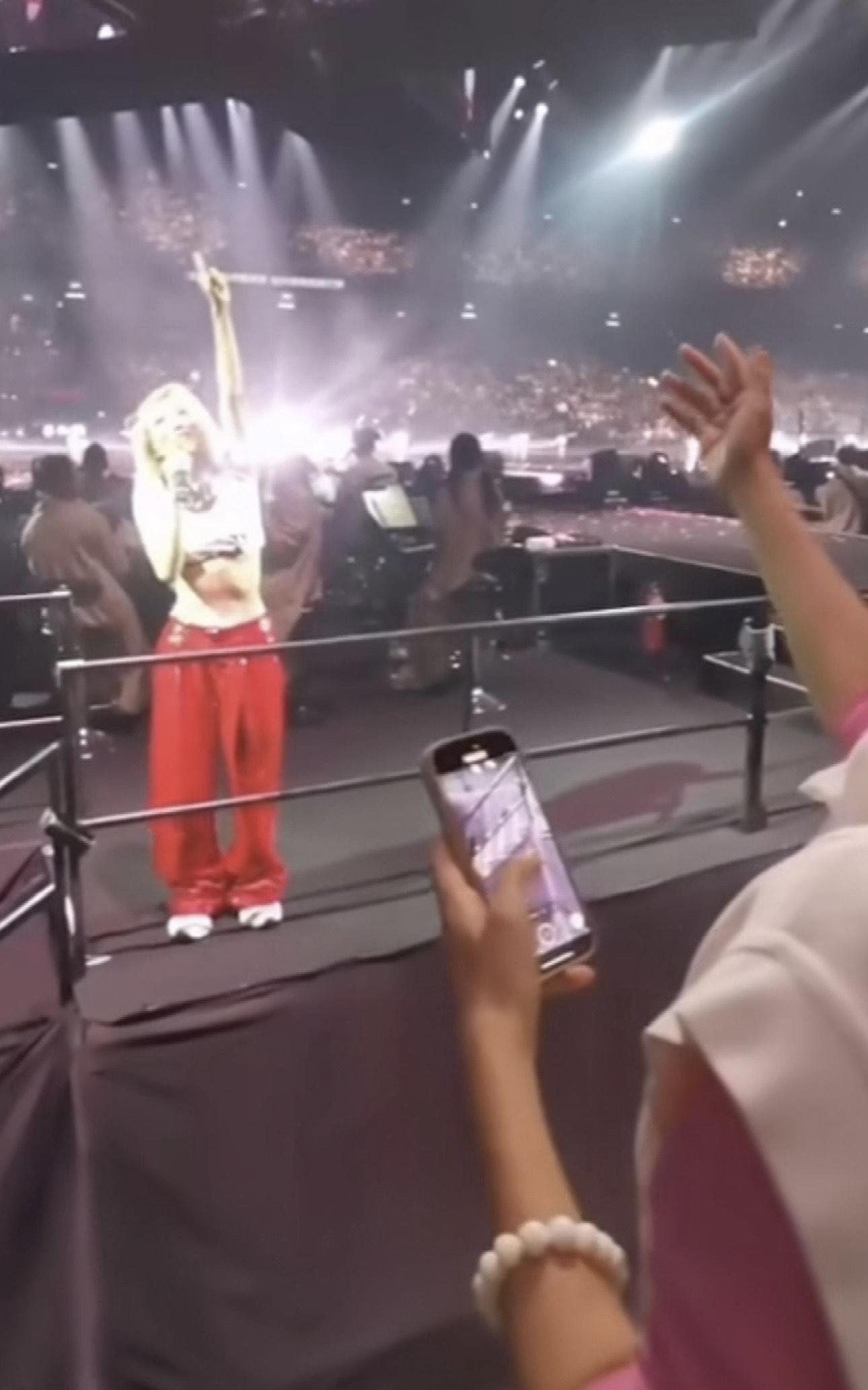 Sammi企定定在吳文忻面前獻唱,並作出鼓勵。