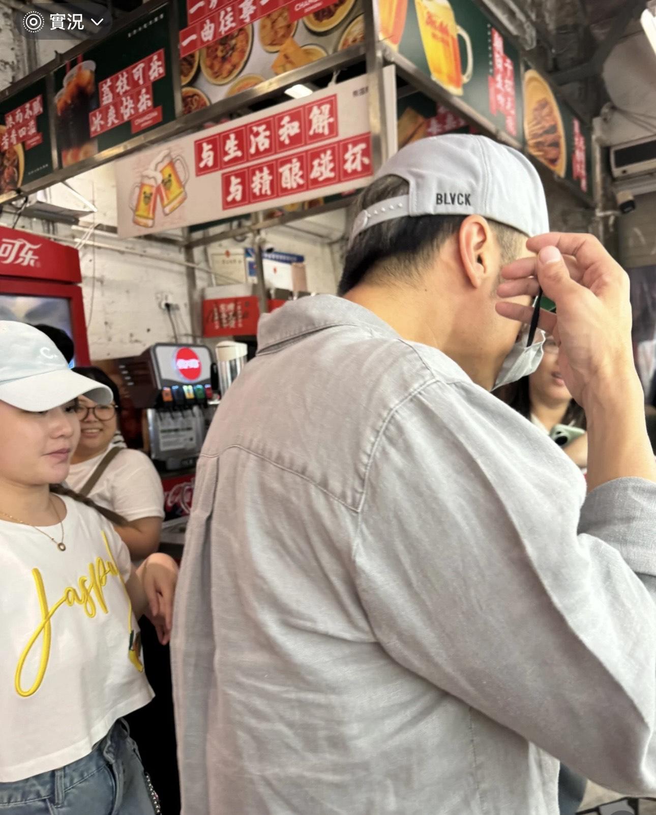 謝霆鋒但為免造成混亂,最後他用膳後從後門離開。