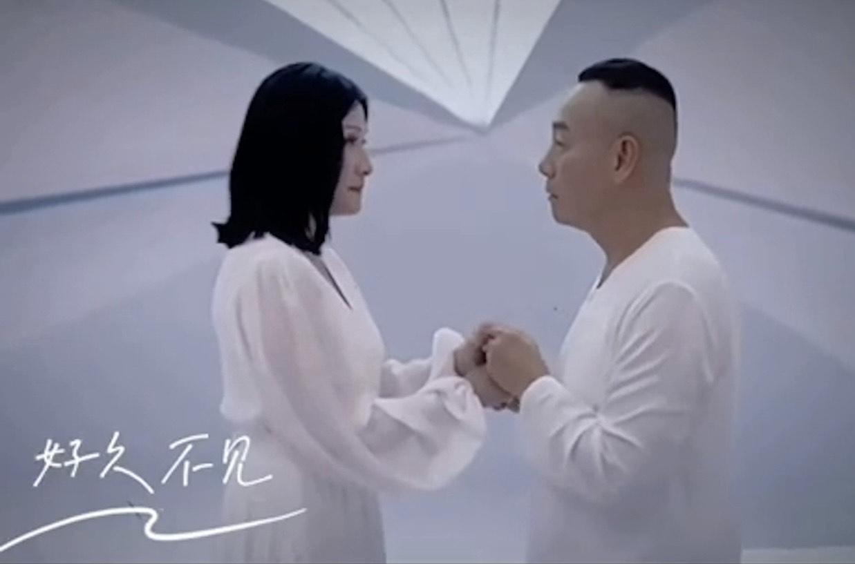 陳慧珊與林保怡牽着手情深對望。