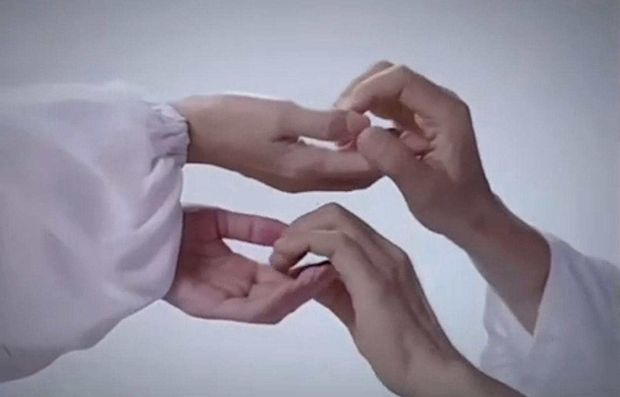 陳慧珊與林保怡牽着手情深對望。