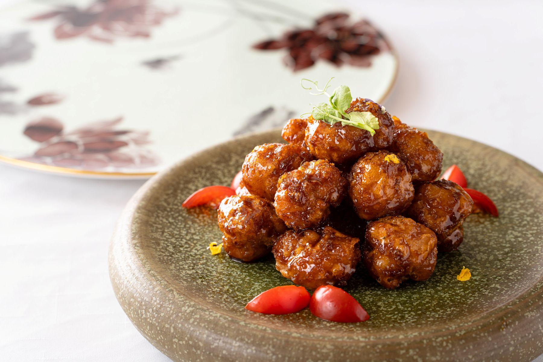 鎮江香醋西班牙黑毛豬肉小排$268 外層焦脆,肉裡柔嫩肉汁豐腴;醬汁濃郁,散發醒胃可口的酸香。