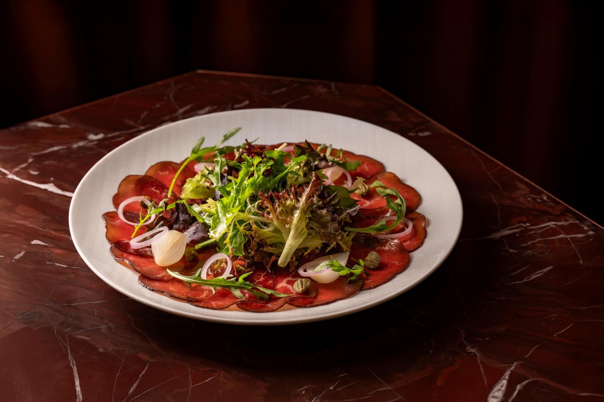 和牛生牛肉薄片佐黑松露與煙燻芝士$288 以手切方式將牛臀肉最嫩滑的中心切成薄片,保留牛肉原始質感,加上配料香味餘韻悠長。