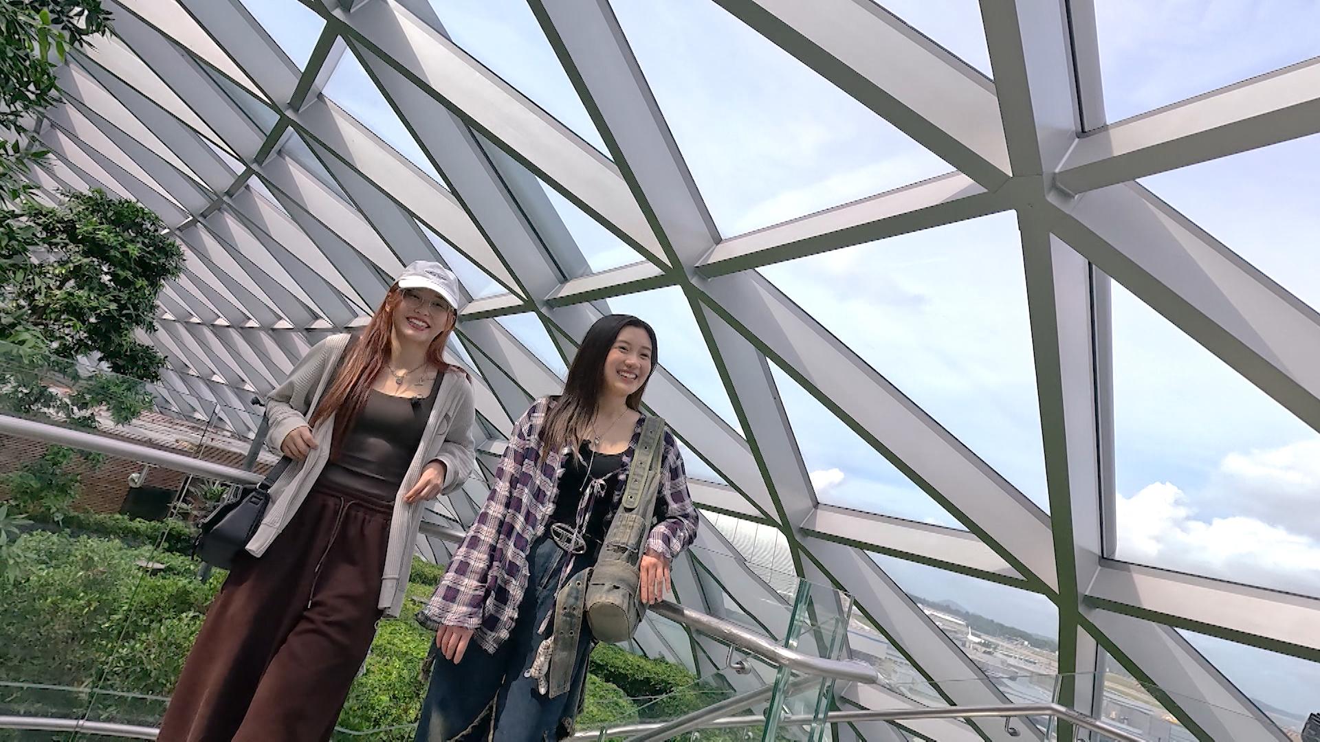 Ivy和Candy不忘在星耀樟宜森森谷內打卡留念。