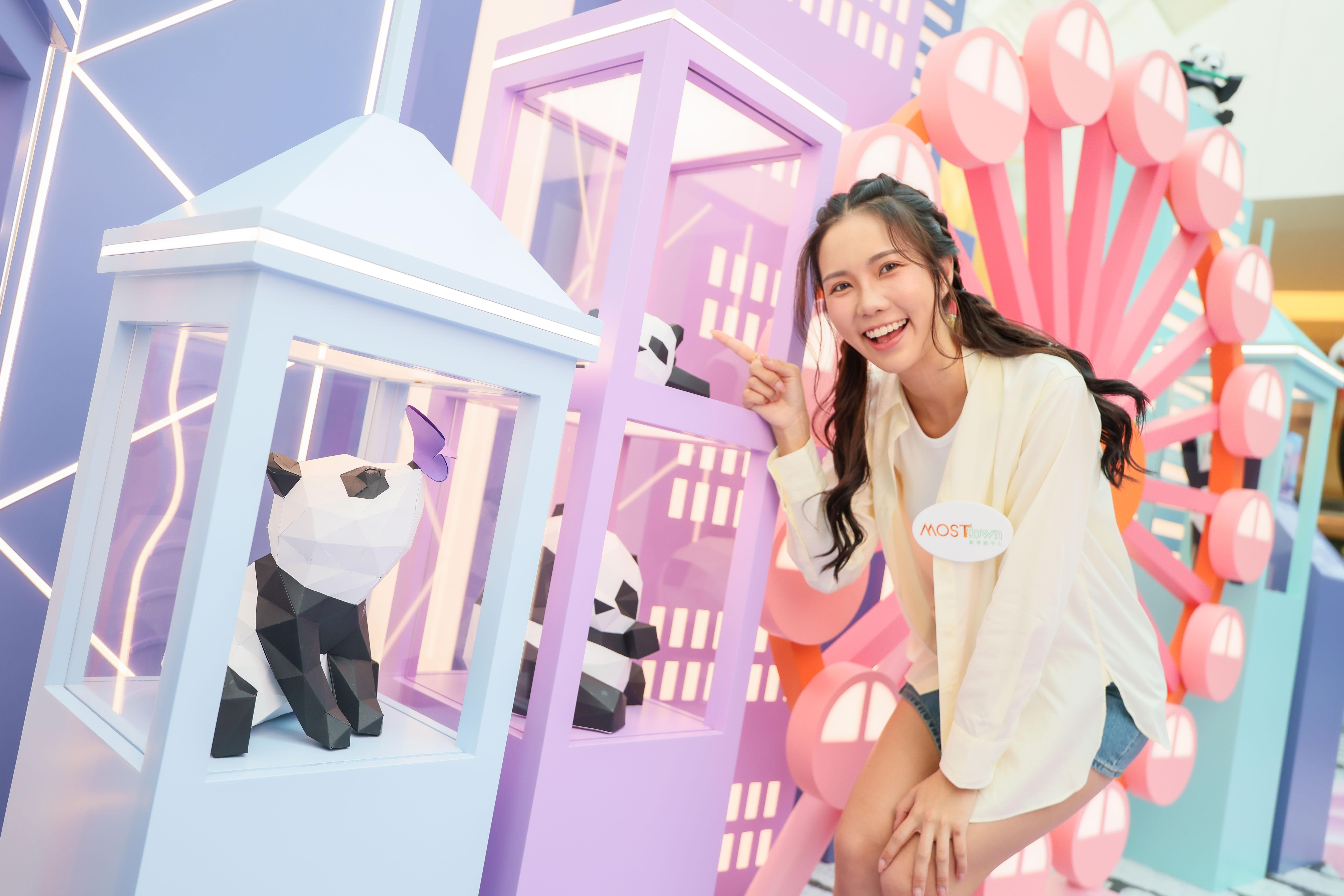 15隻、分別高30厘米的立體摺紙熊貓,每隻熊貓均有超過500個切割面或以上,由製作至完成需時合共近200小時