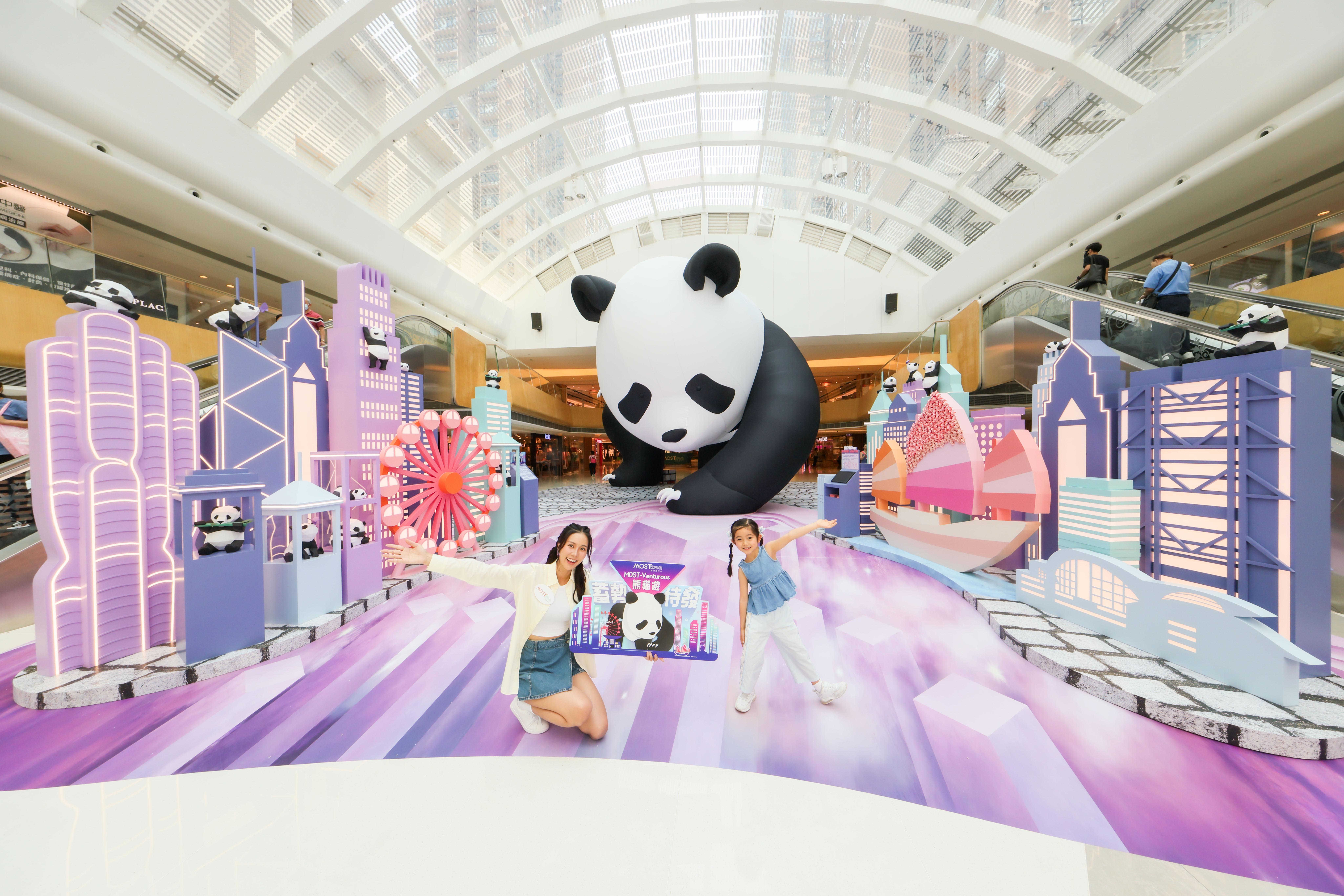 創作者特別採用充氣物料呈現軟萌敦厚的大熊貓裝置《蓄勢待發》,與立體幾何摺紙藝術形成對比強烈而和諧的視覺效果。