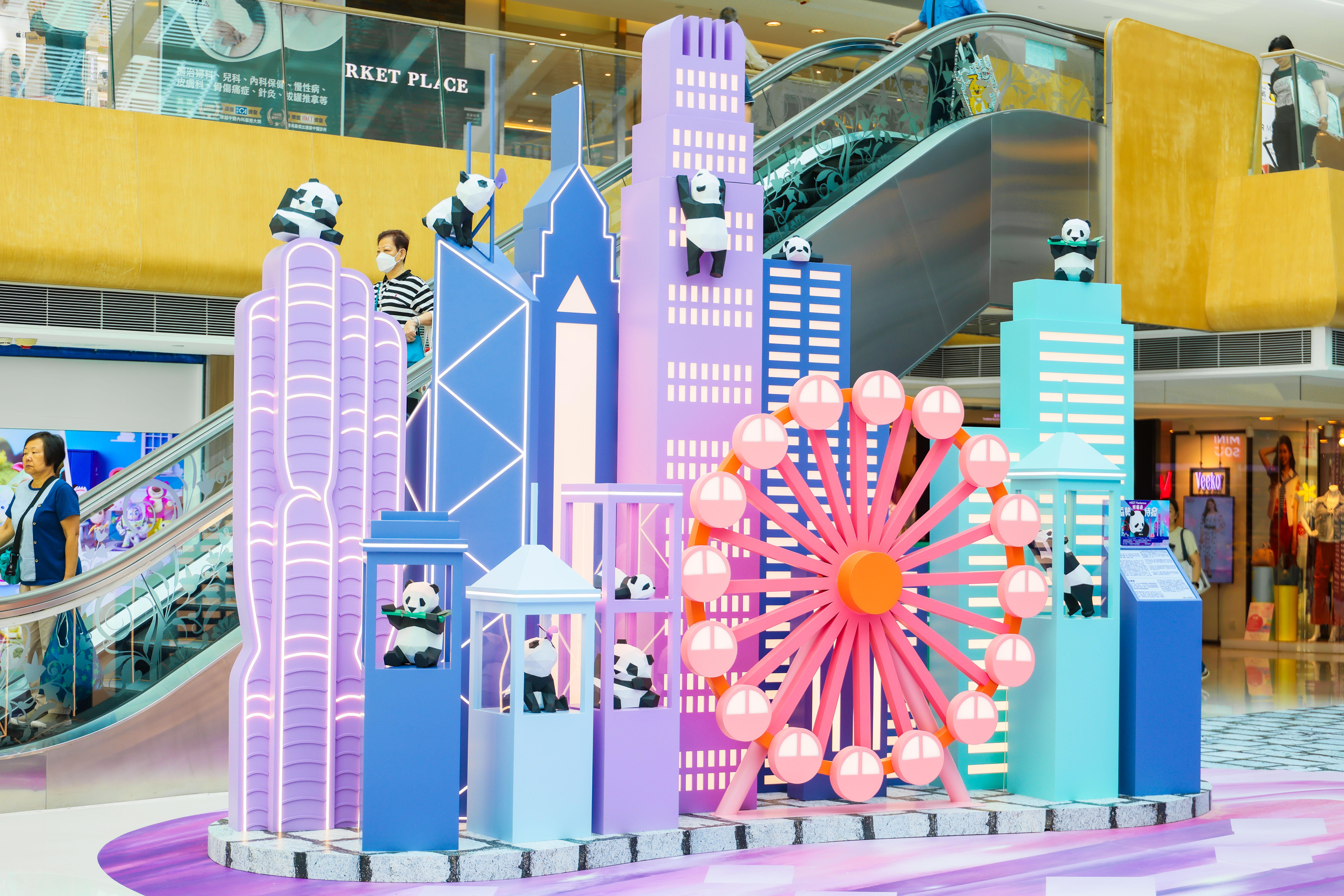 15隻、分別高30厘米的立體摺紙熊貓,每隻熊貓均有超過500個切割面或以上,由製作至完成需時合共近200小時