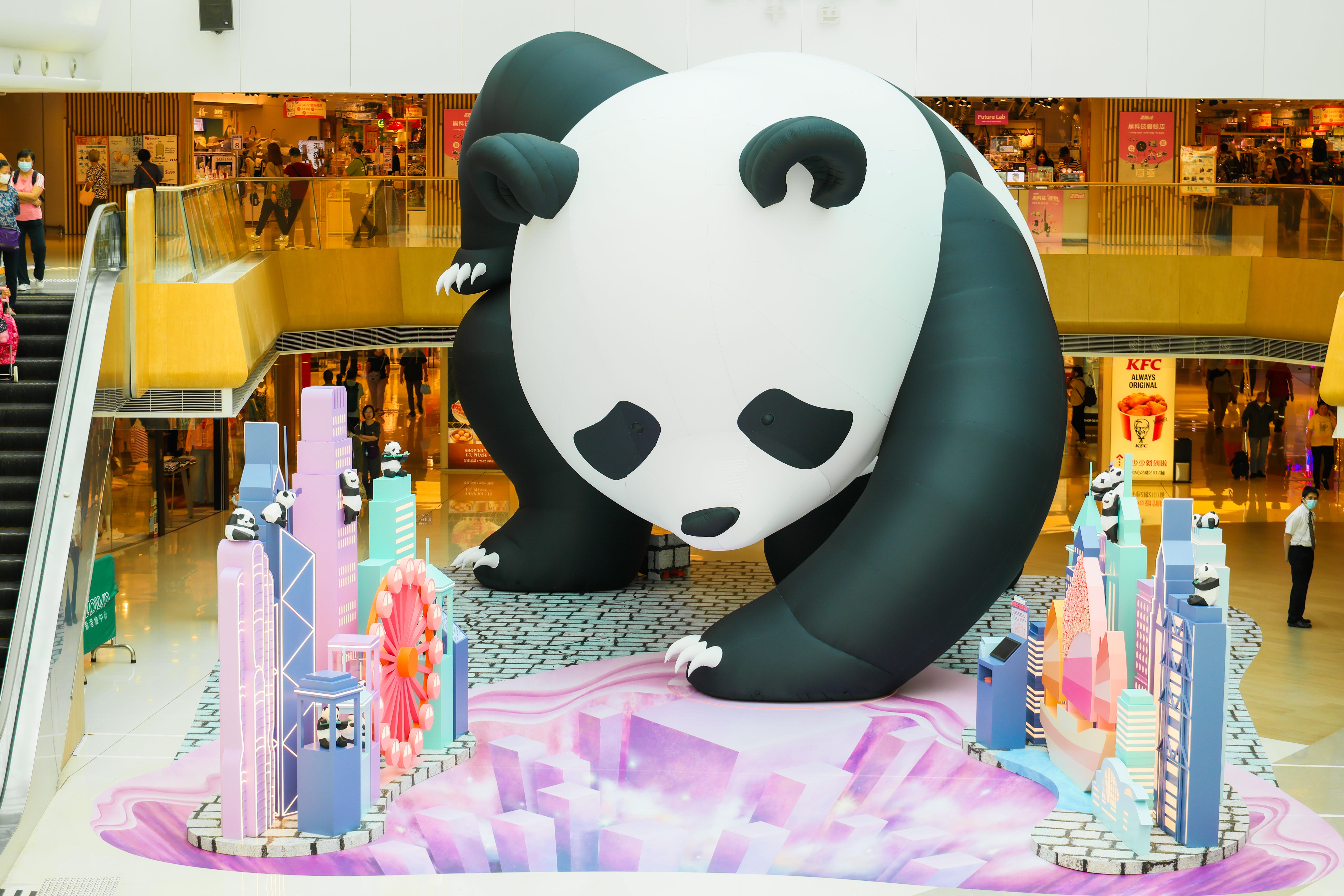 10米長、7米高充氣熊貓裝置以起跑姿態,撐開四肢四處張望,神情透露著勇往直前的衝勁。