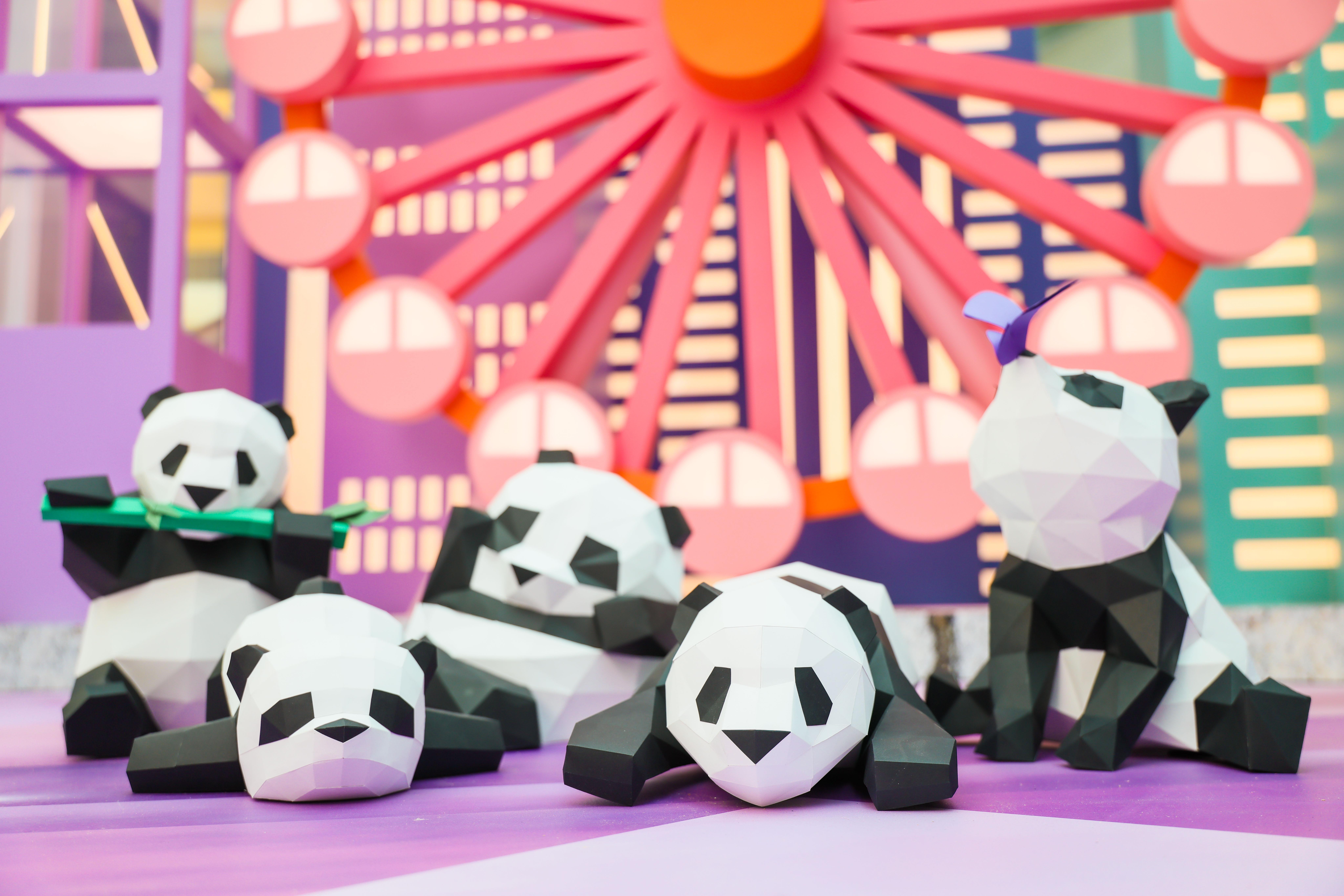 香港摺紙協會創辦人陳柏熹率領的五人製作團隊,以「熊貓日常」為主題打造「小熊來襲!立體摺紙萌熊展」