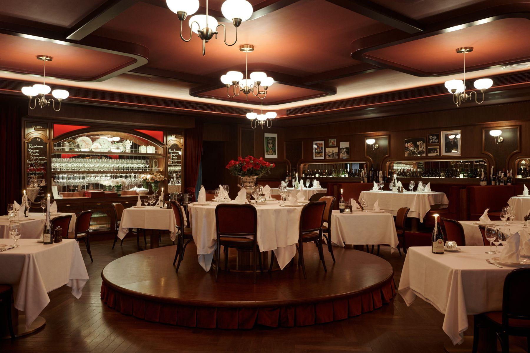 餐廳酒紅色天鵝絨座椅,配合法國歡樂風格的音樂,加上全法籍店員熱情招待,法蘭西風情濃烈!